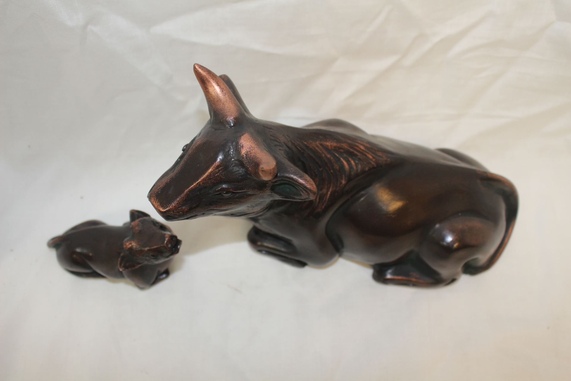 도자기재질로된 소 조각상 2점