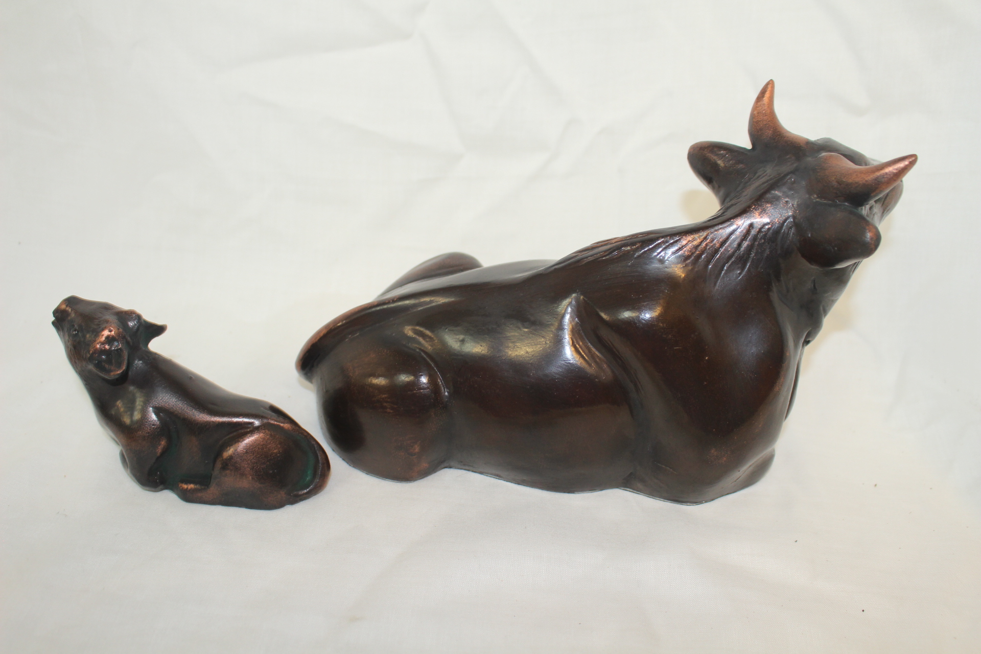 도자기재질로된 소 조각상 2점