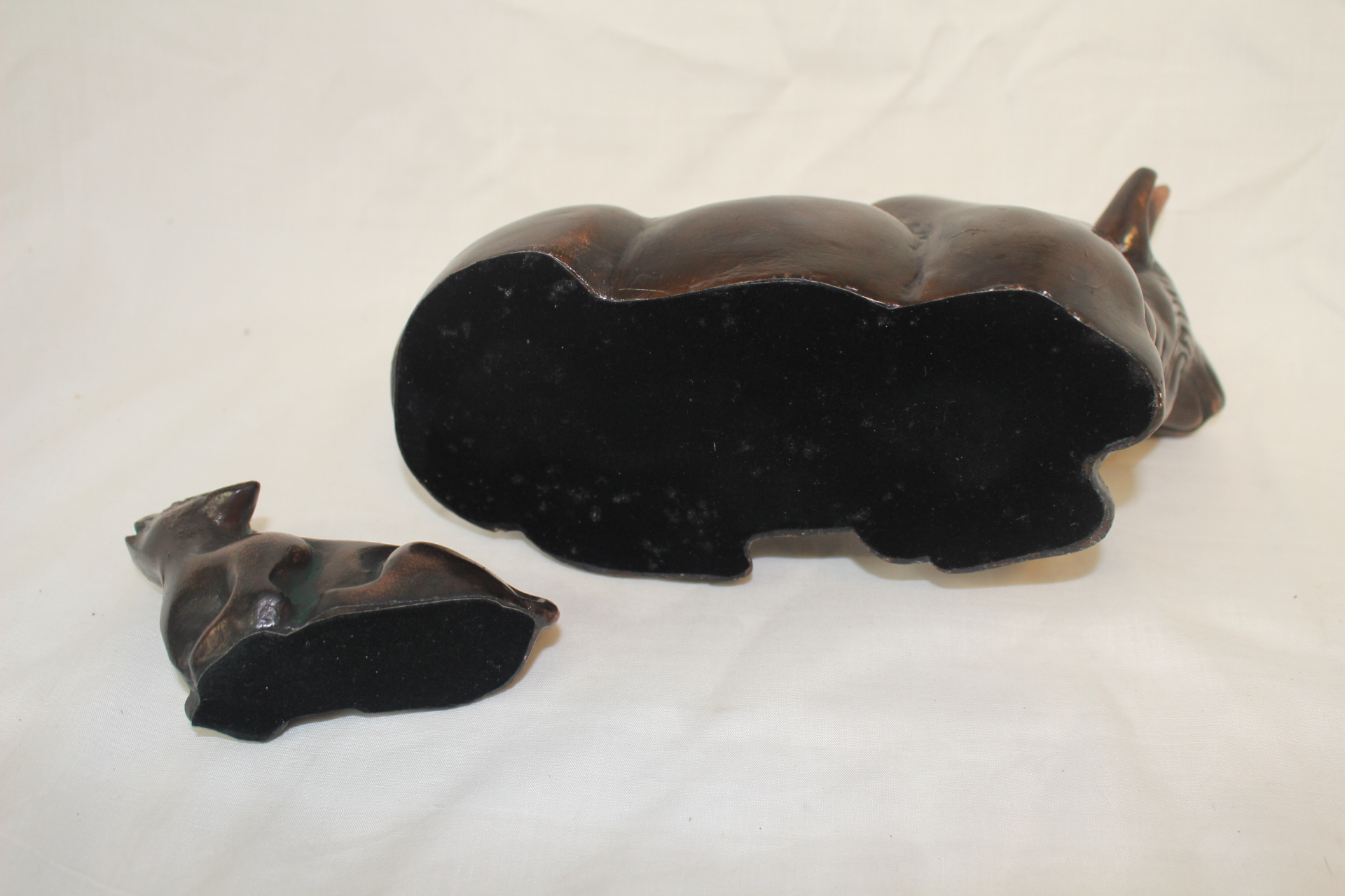도자기재질로된 소 조각상 2점
