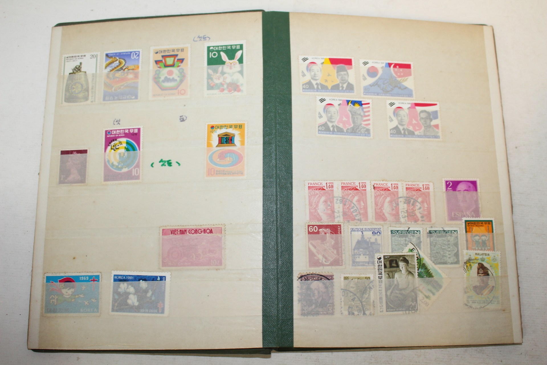 1970년대 미사용 우표와 사용우표가 170장 있는 우표첩