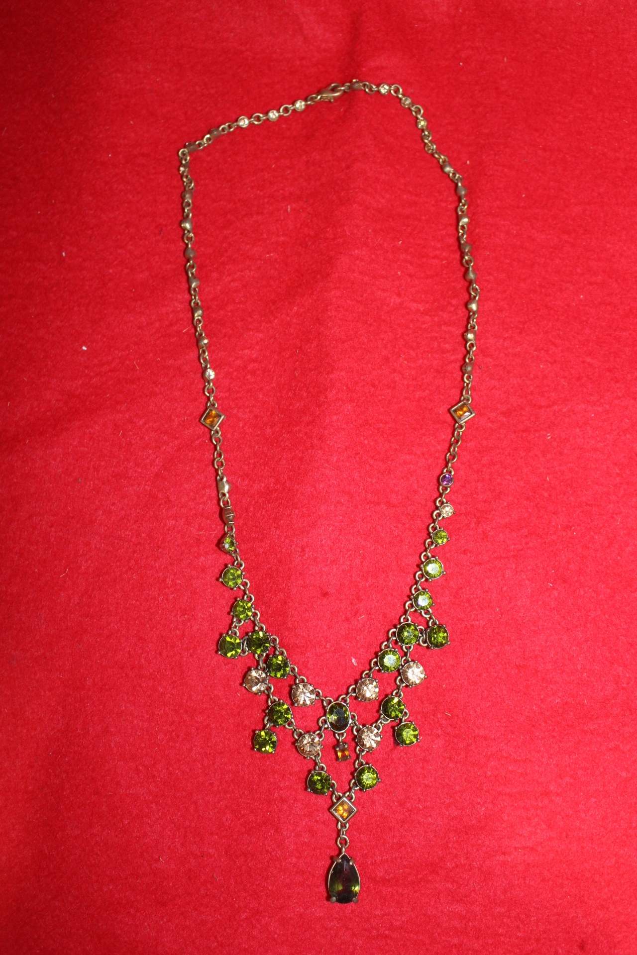 연대가좋은 보석이 장식된 목걸이