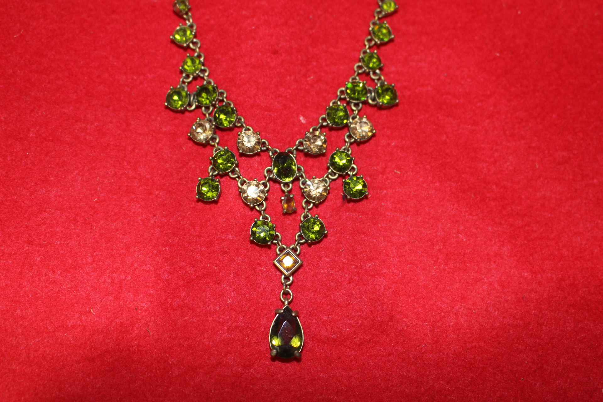 연대가좋은 보석이 장식된 목걸이