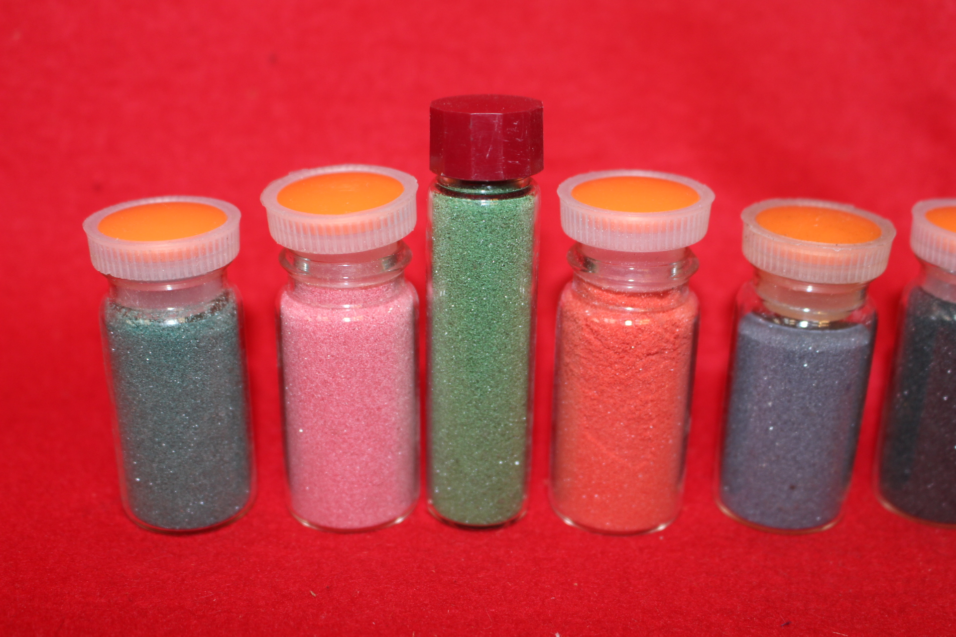 여러가지 빛깔의 모래 화도구