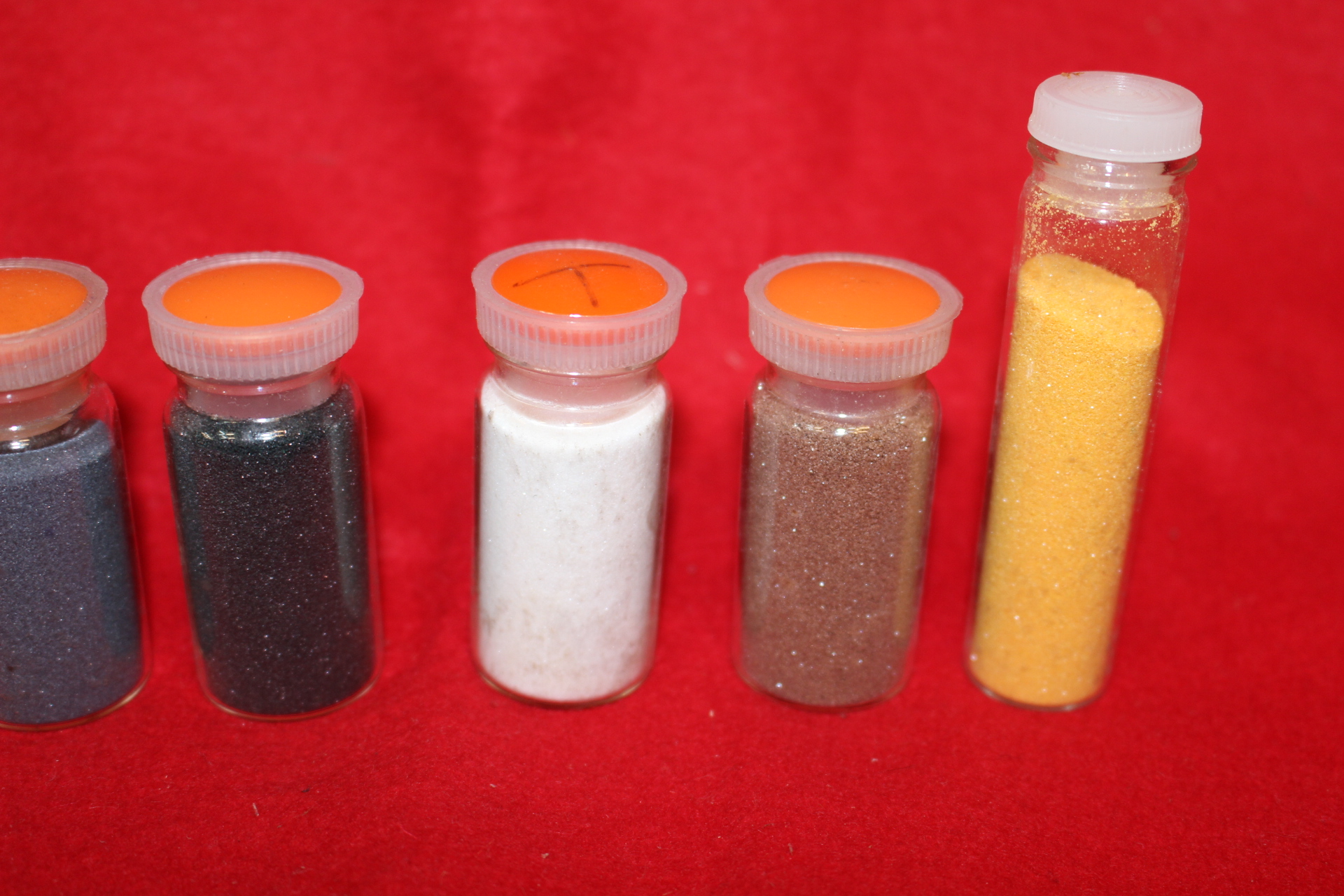 여러가지 빛깔의 모래 화도구