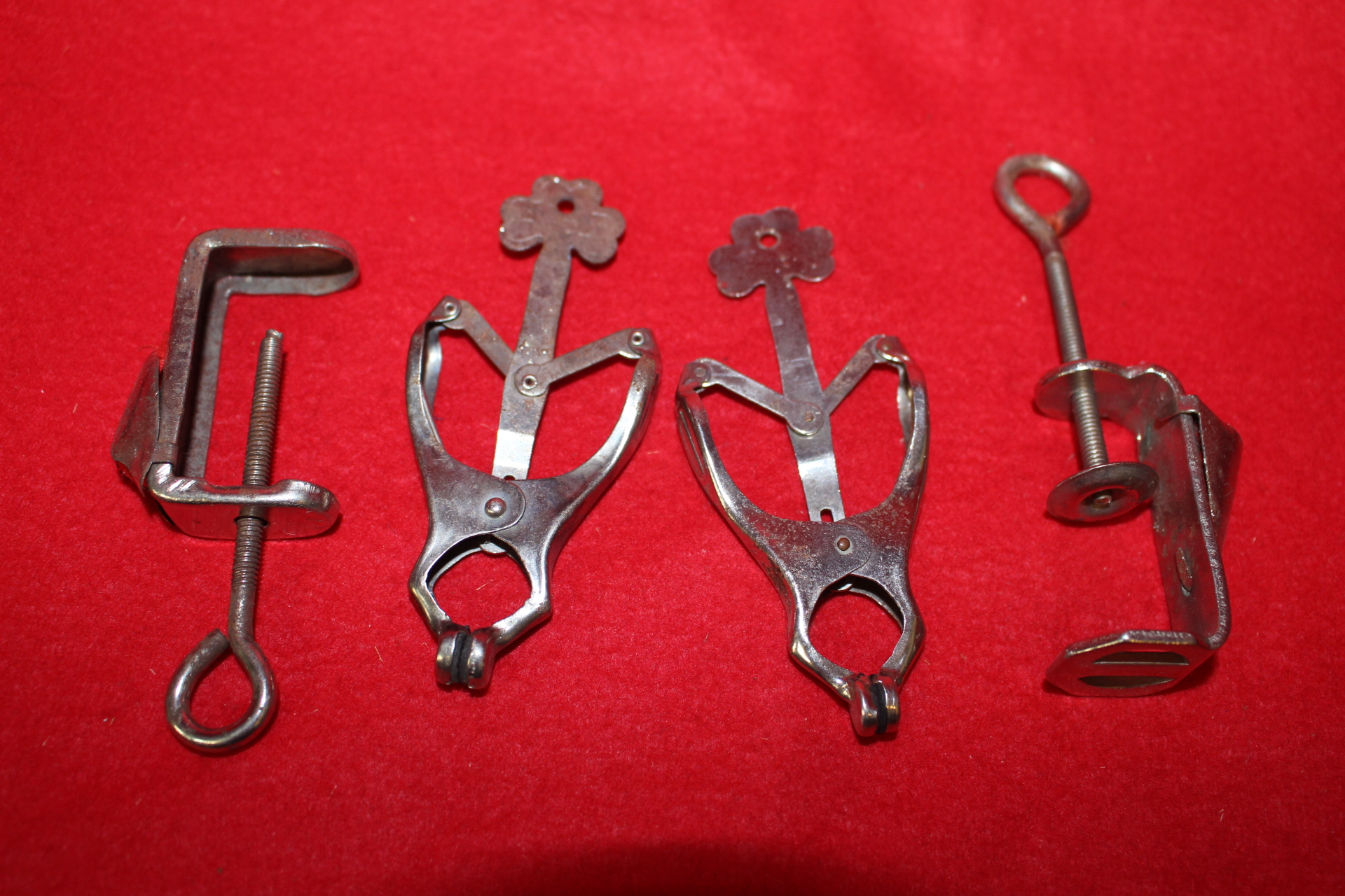 금속재질로된 철재집게와 고정대