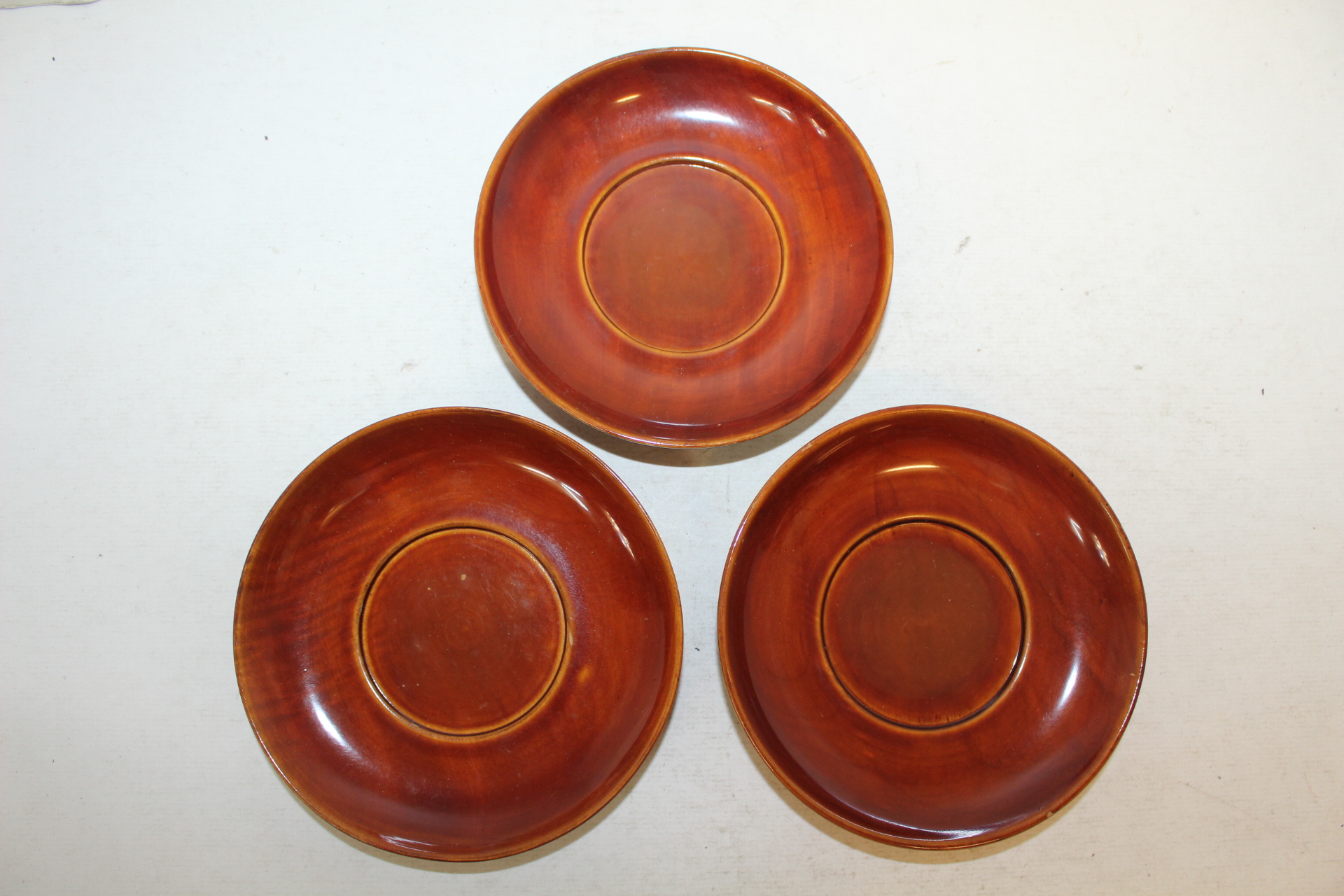 나무에 칠이된 완 3점