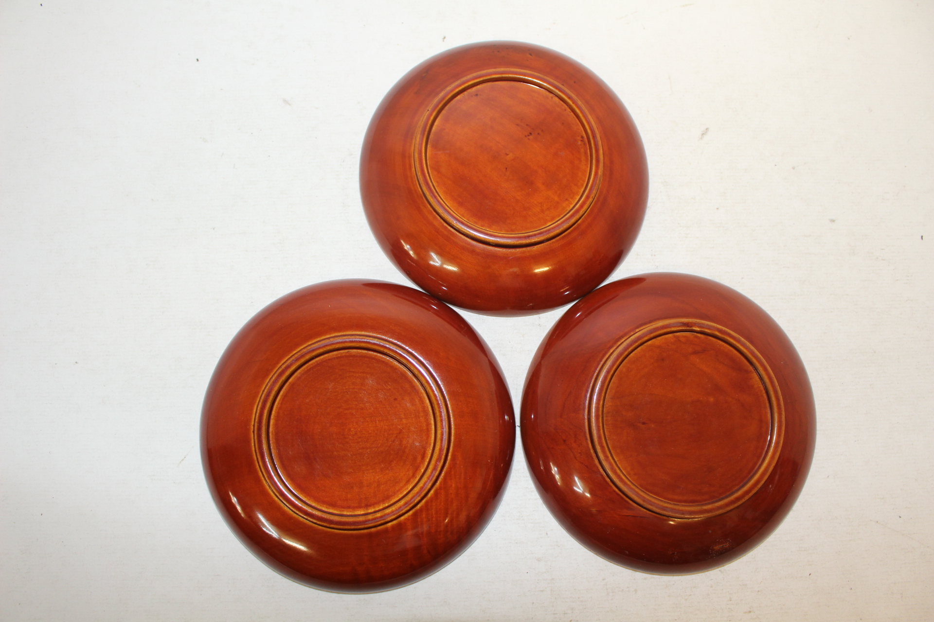 나무에 칠이된 완 3점