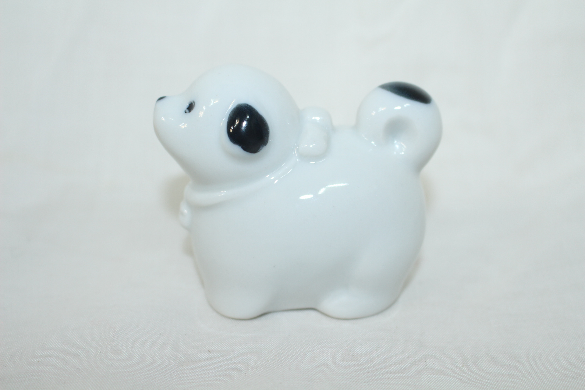 철화백자 개 조각상