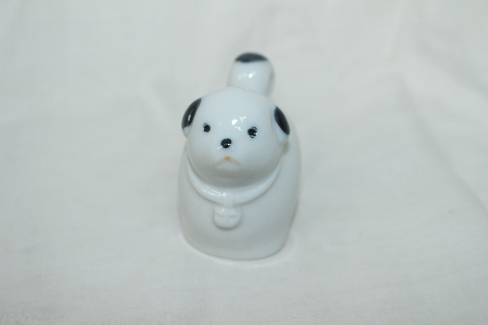 철화백자 개 조각상