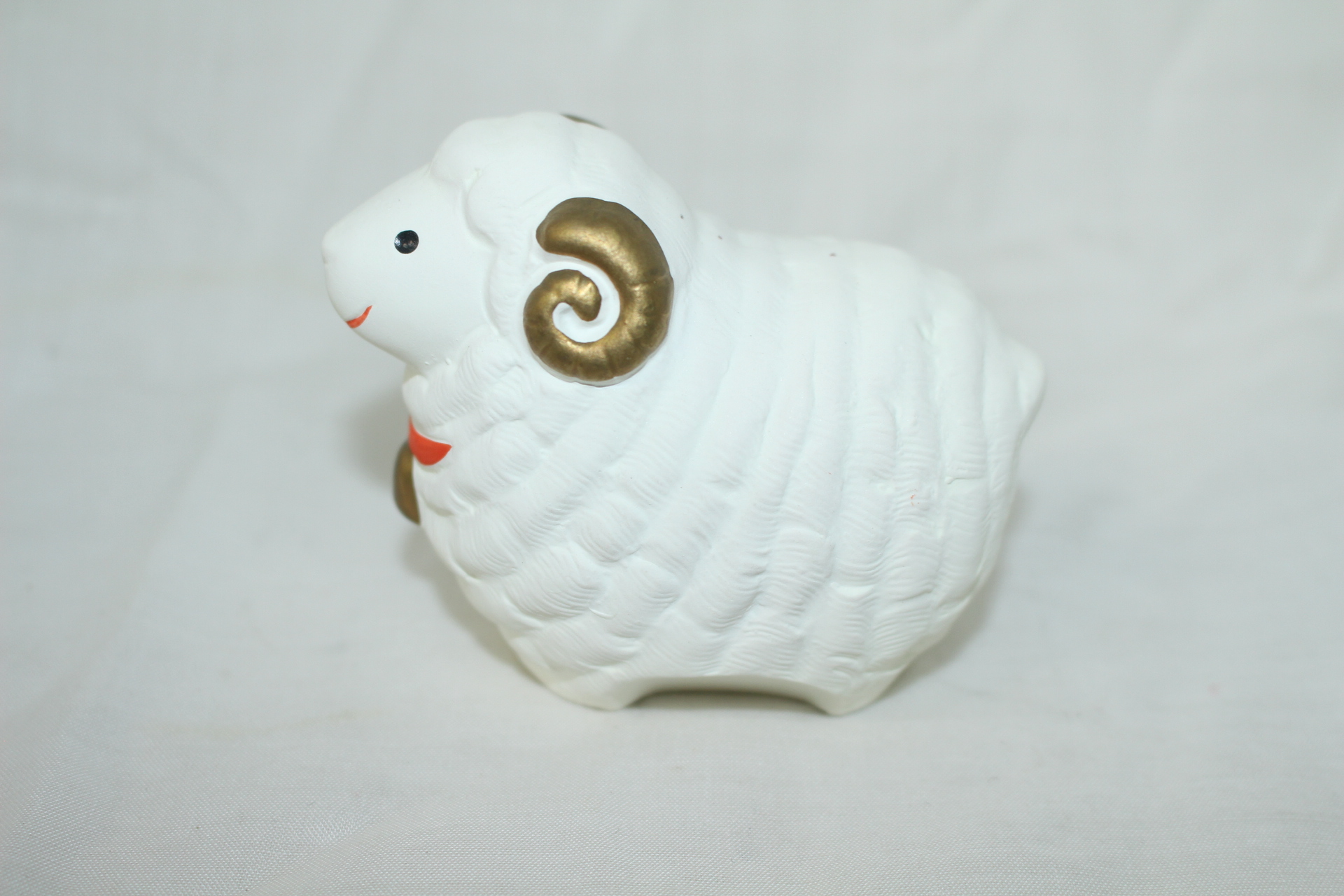 도자기재질의 양 조각상