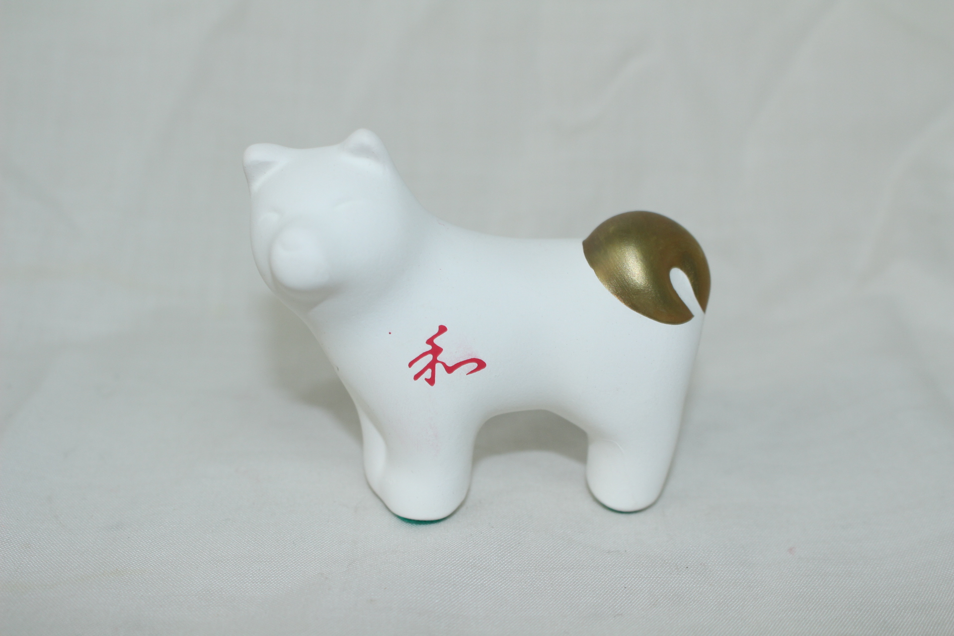 도자기재질의 개 조각상