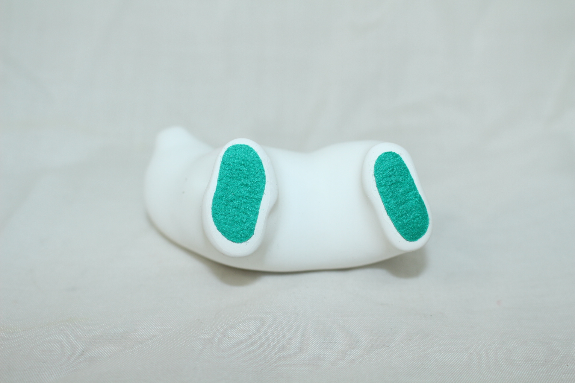 도자기재질의 개 조각상