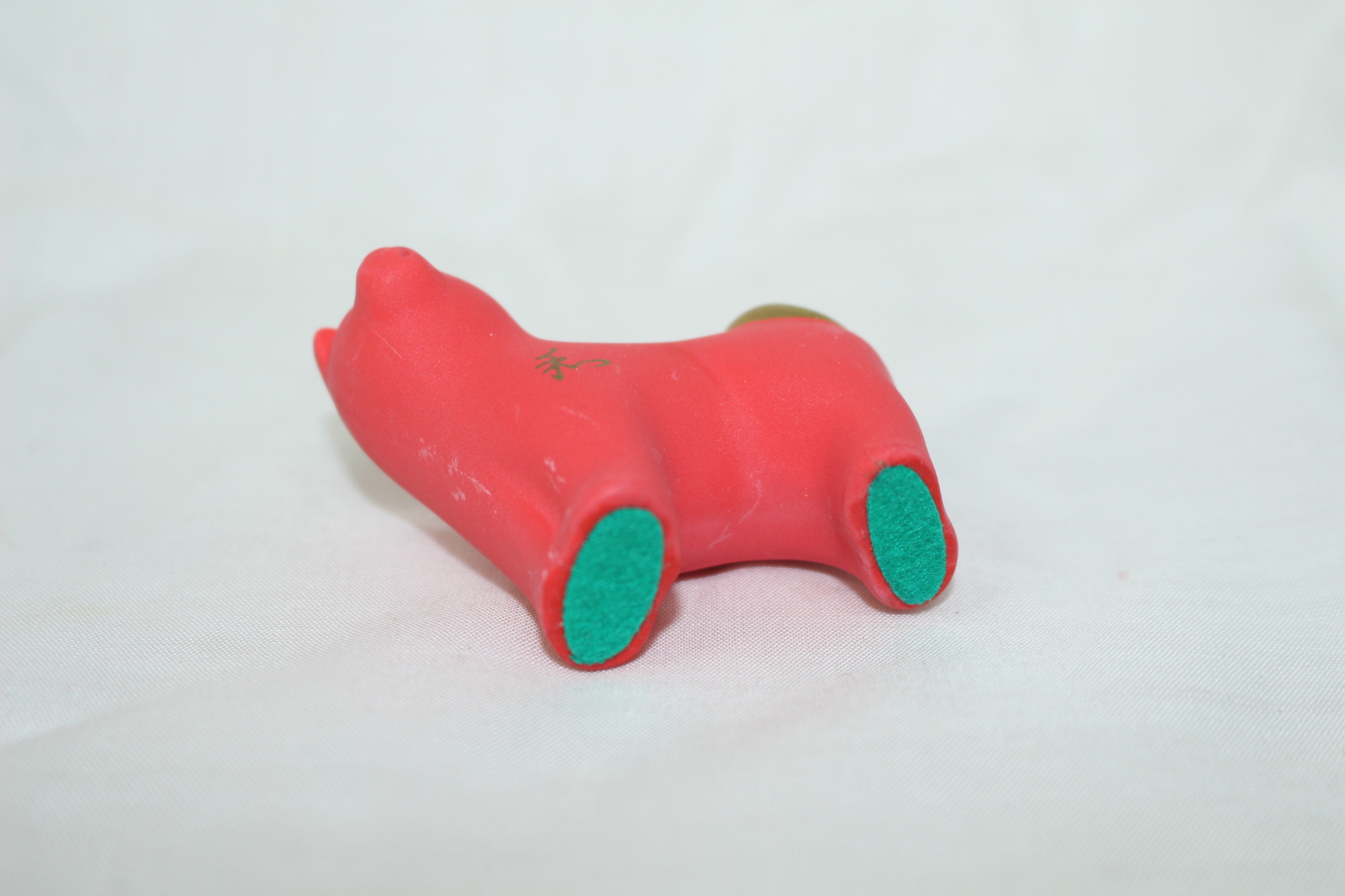 도자기재질의 개 조각상