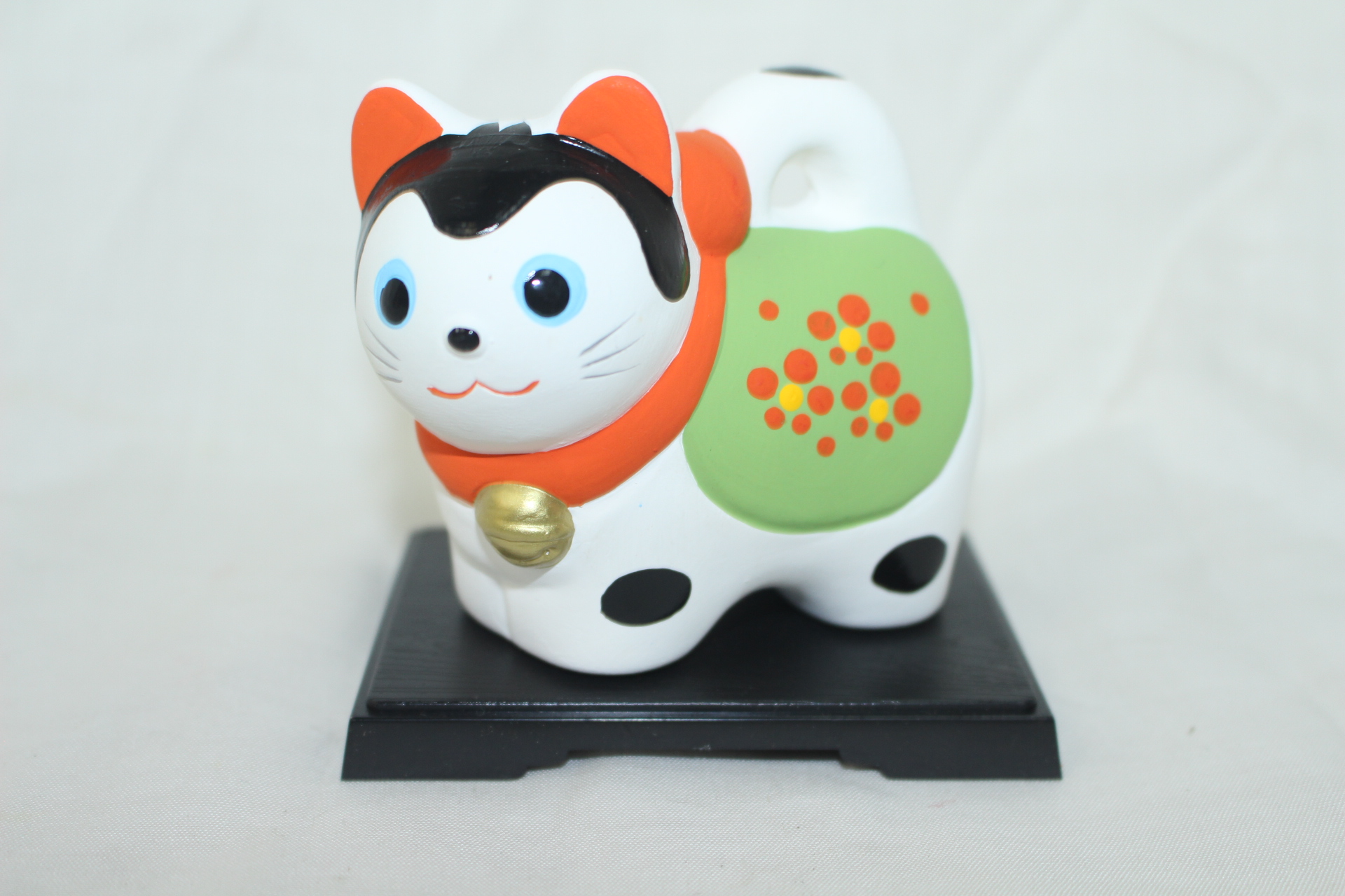 도자기재질의 개 조각상