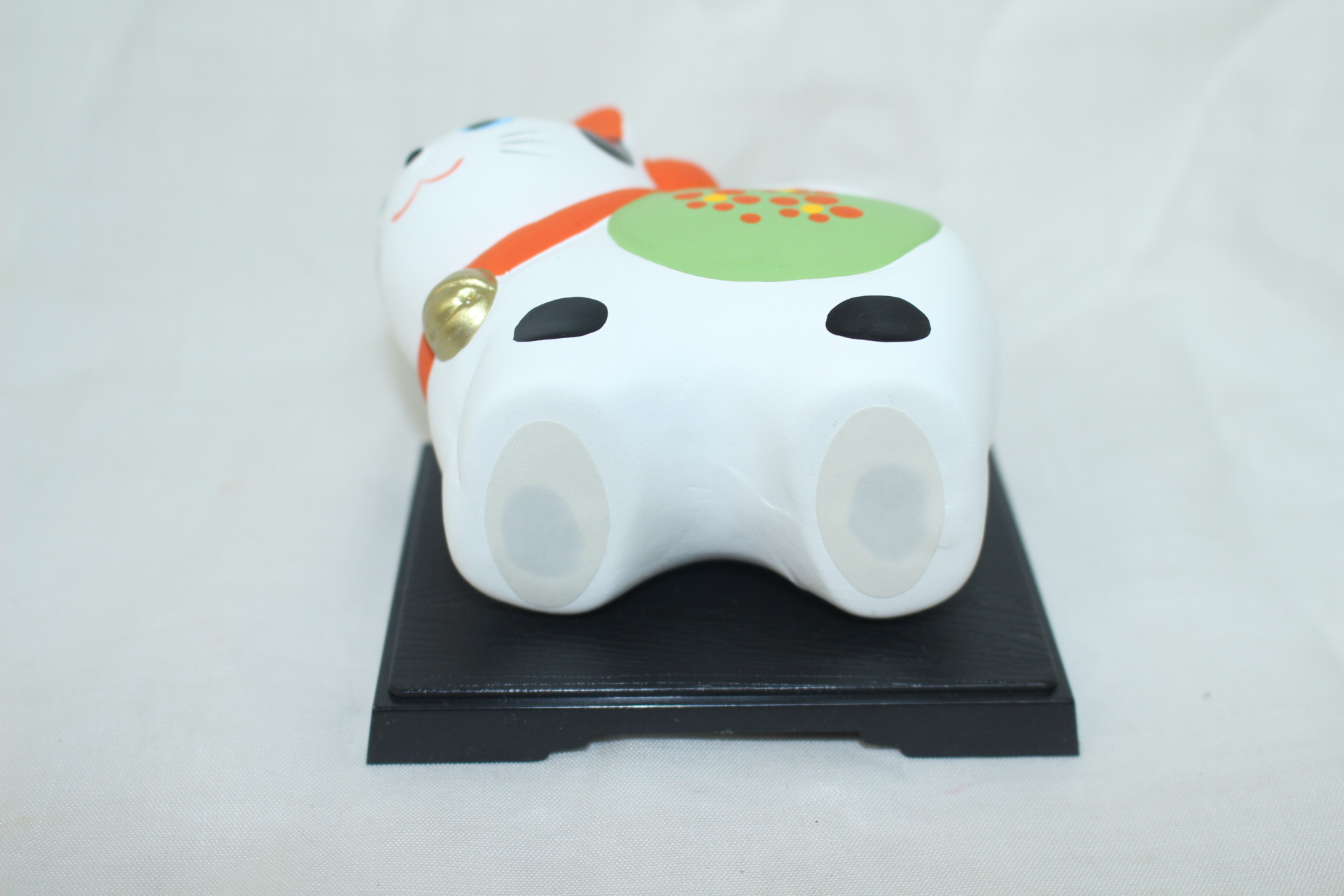 도자기재질의 개 조각상