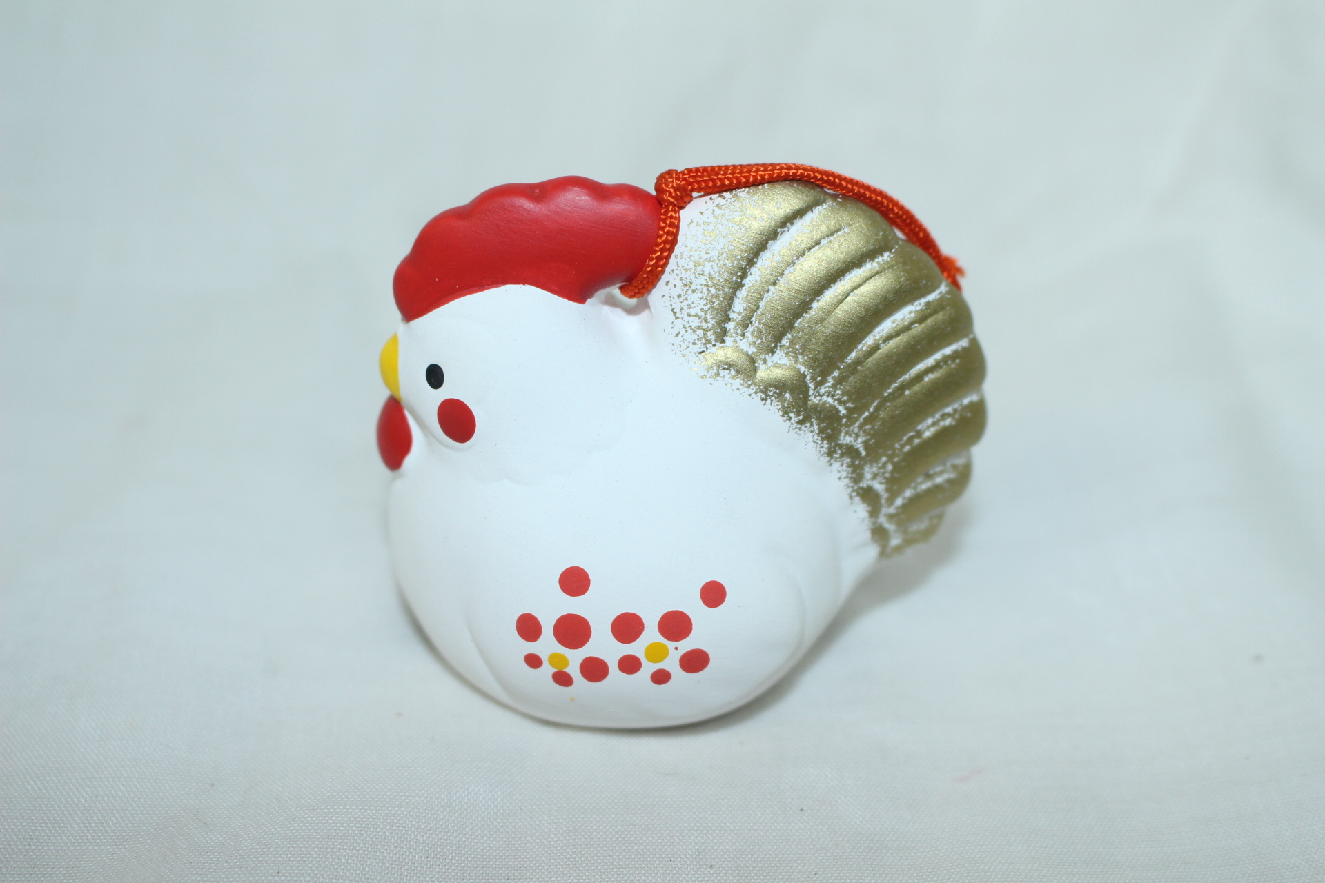 도자기재질의 닭 조각상