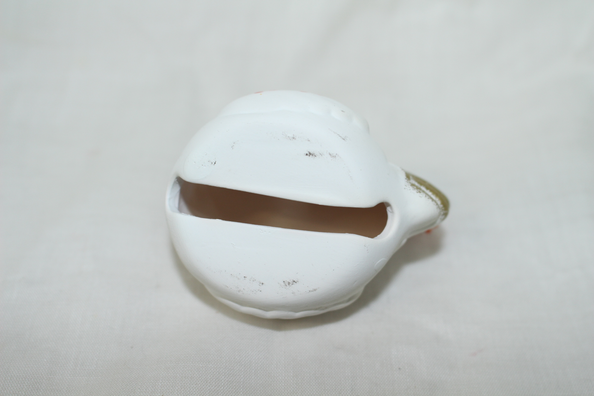 도자기재질의 닭 조각상