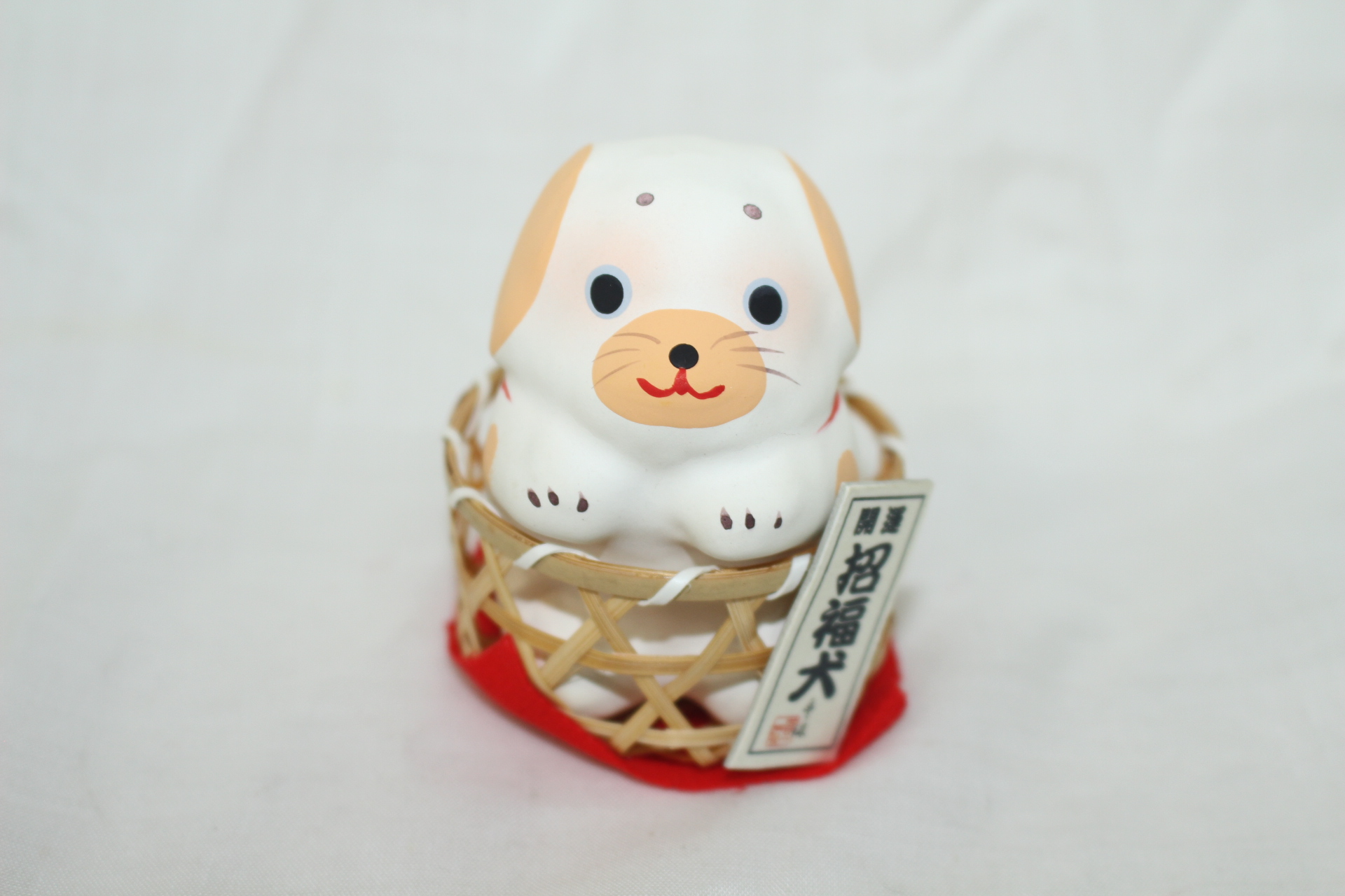 도자기재질의 개 조각상