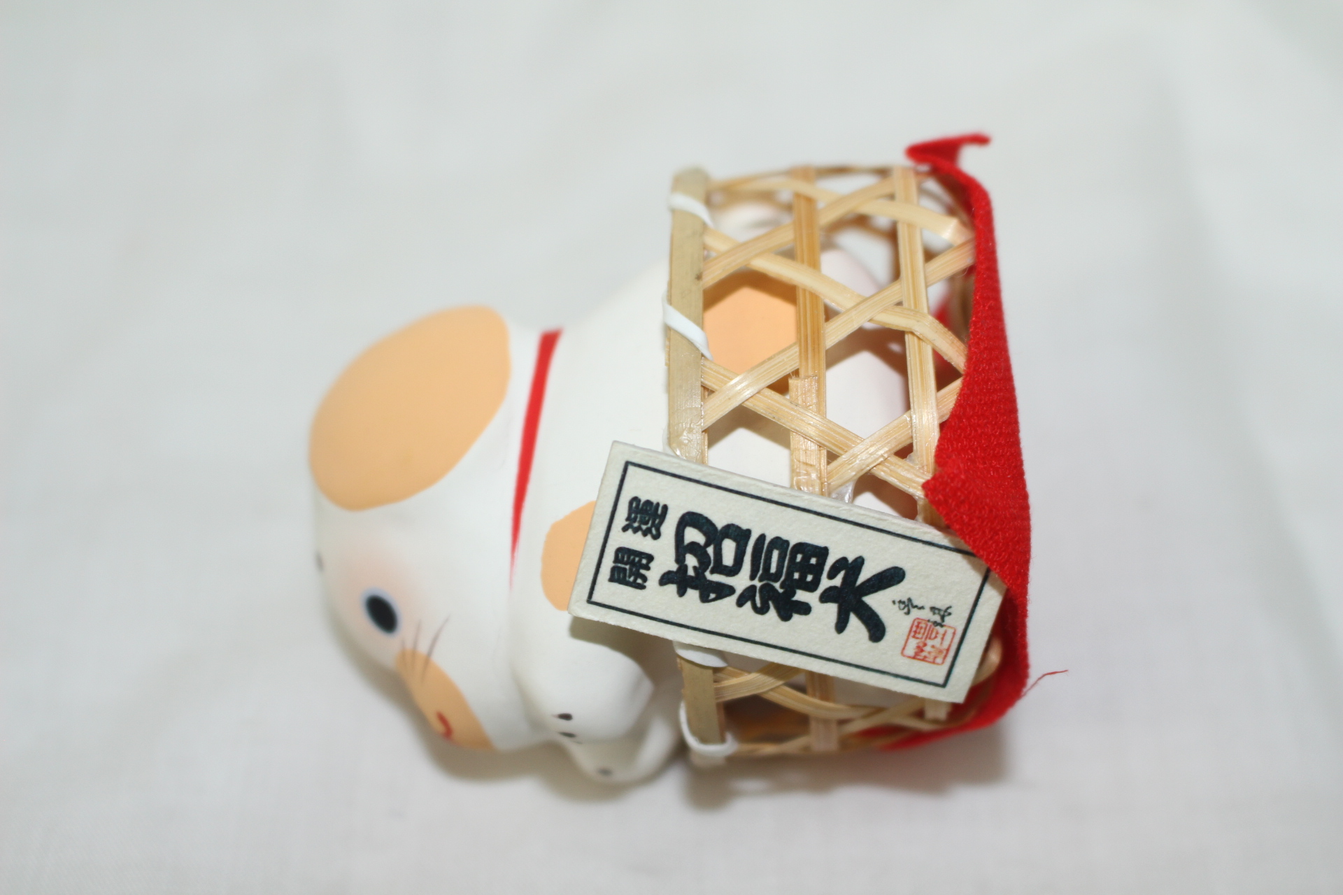 도자기재질의 개 조각상