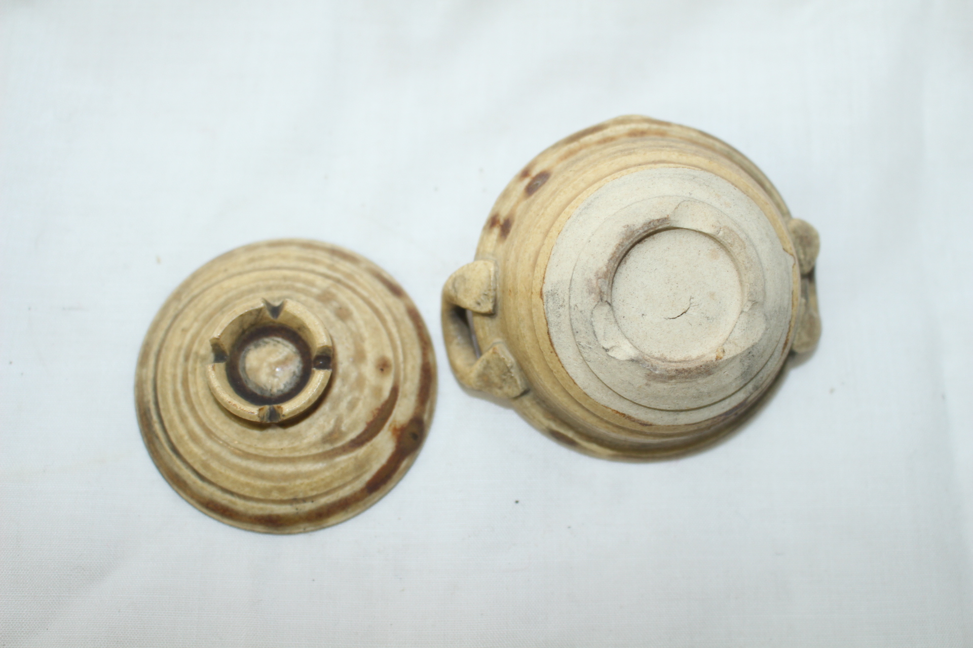 소형크기의 청자이라보 솥모양 합