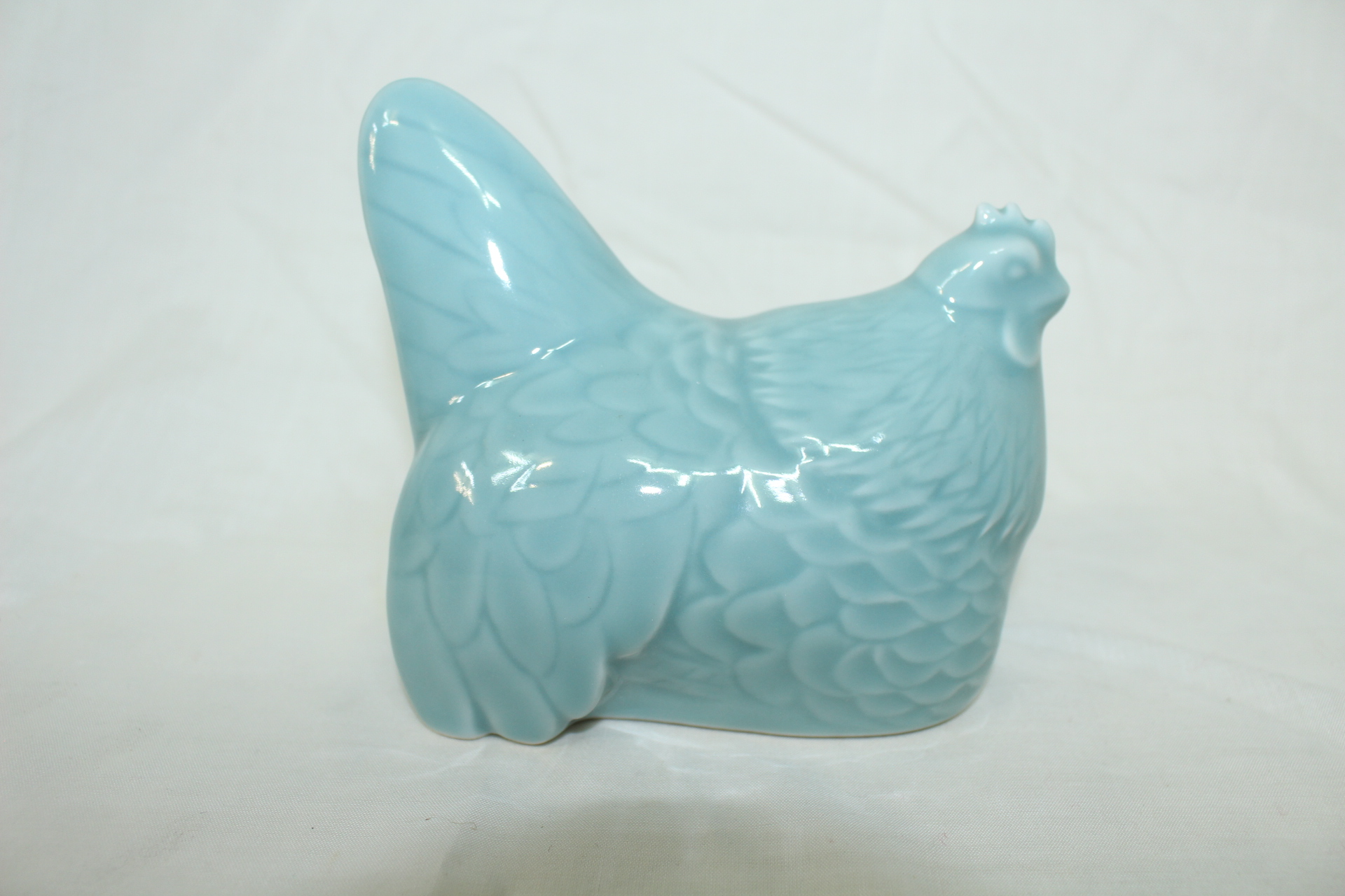 청자 닭 조각상