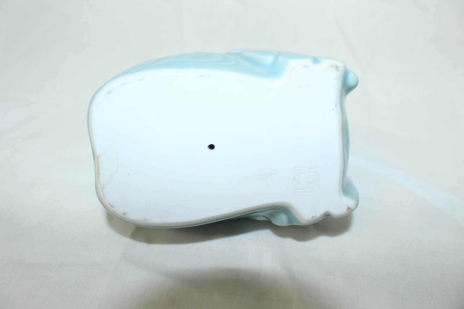 청자 닭 조각상