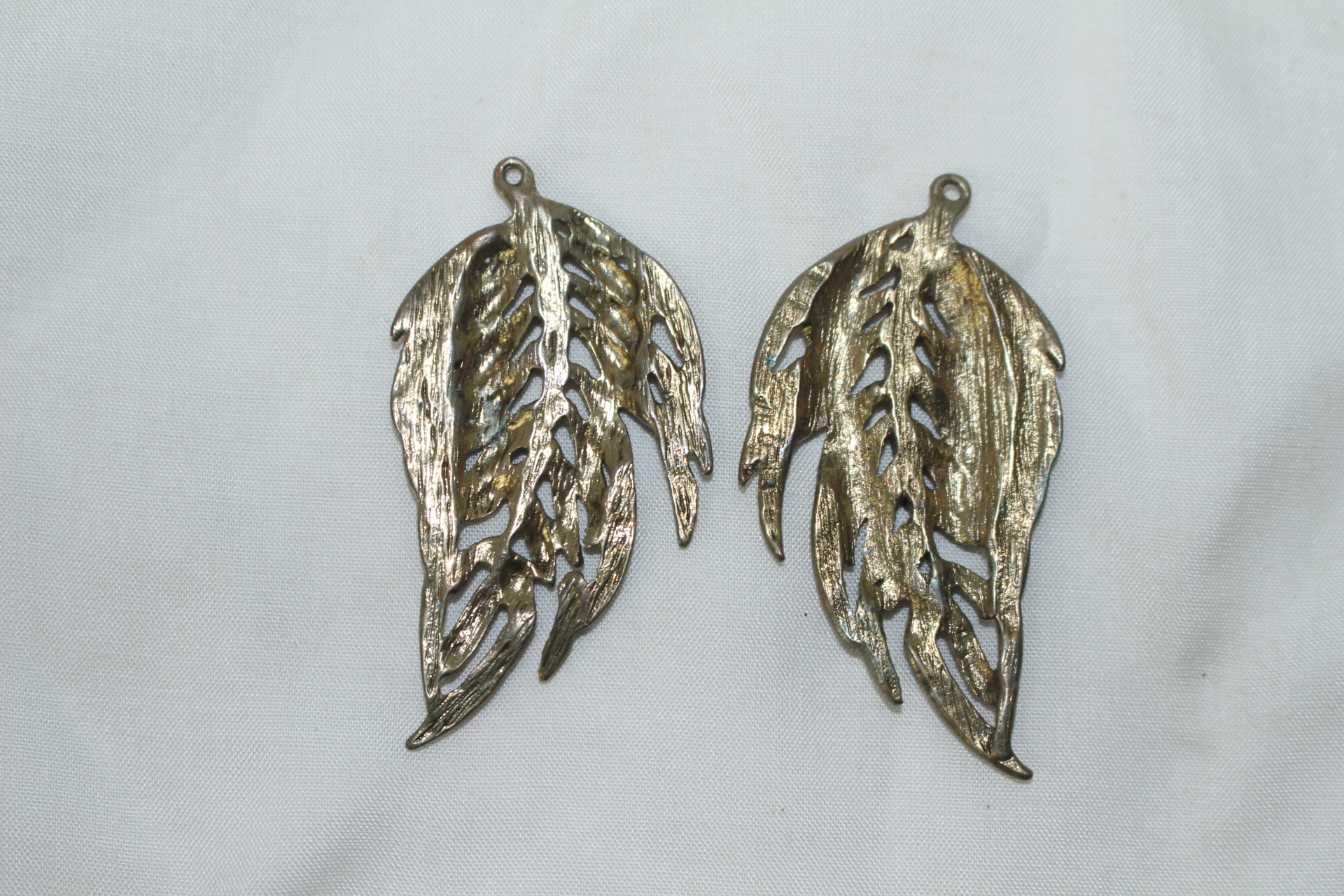 금속재질에 보석이 장식된 나뭇잎 목걸이추 2점