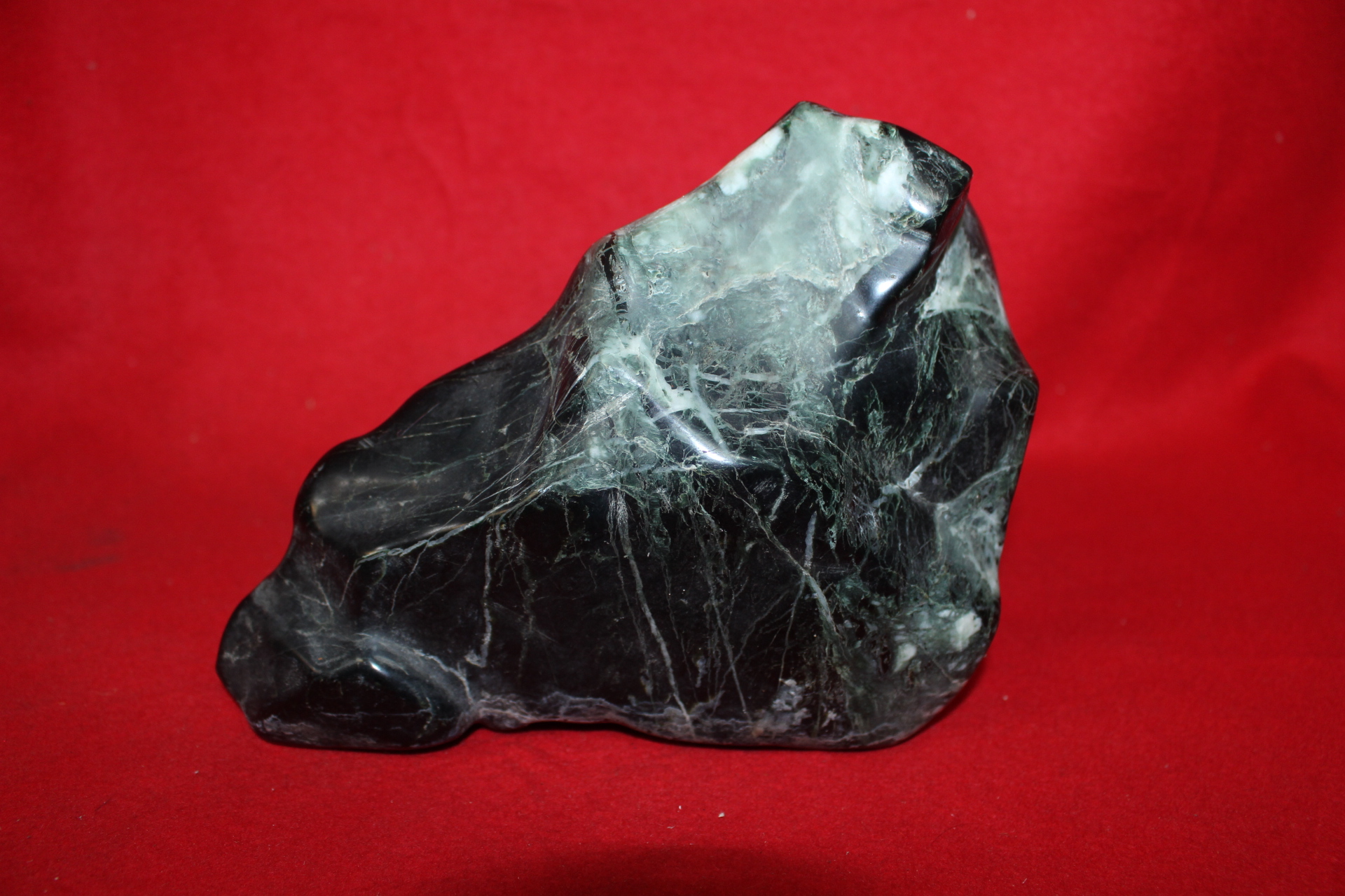 깨어진곳이 없는 옥돌같은 자연오석(수석)