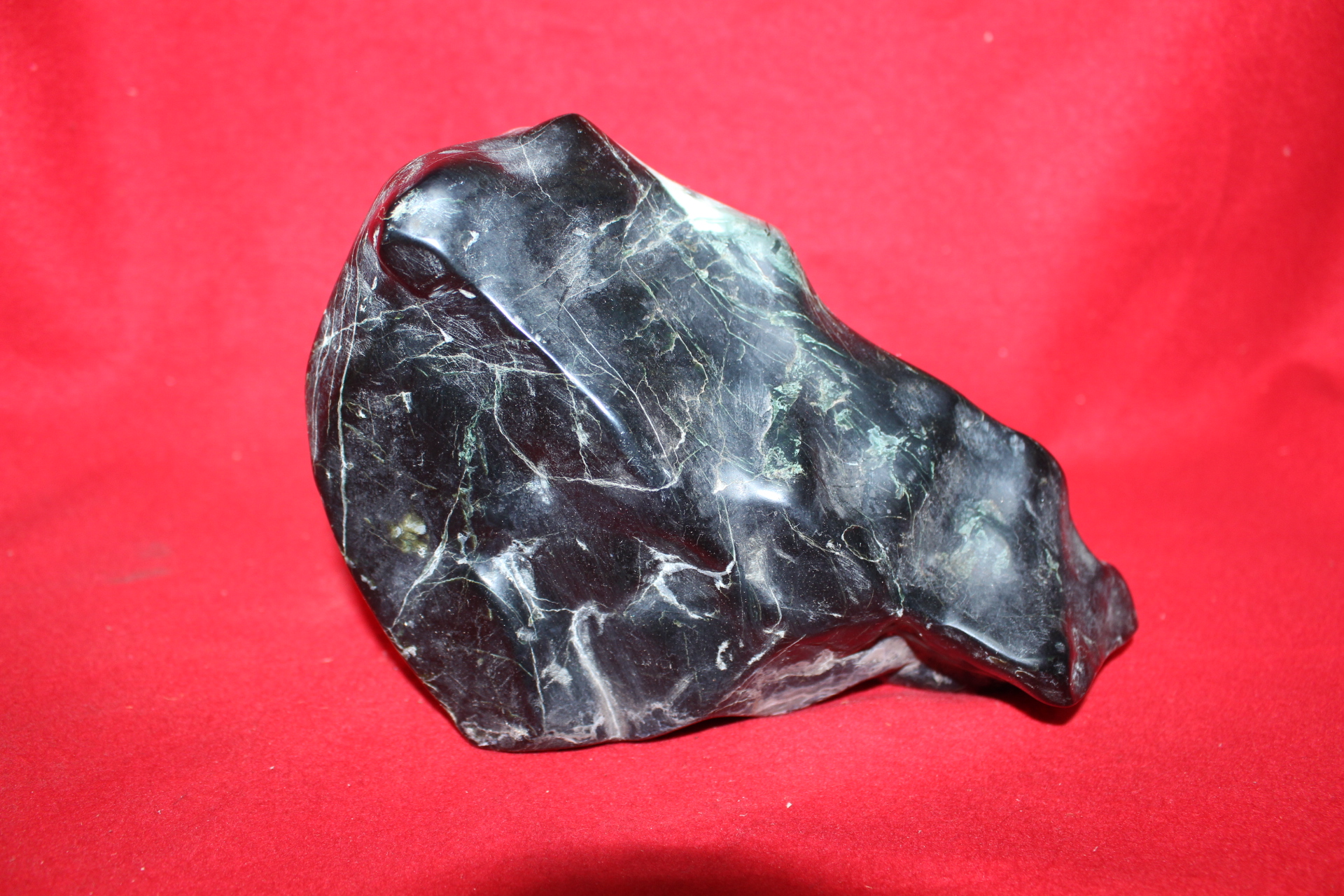 깨어진곳이 없는 옥돌같은 자연오석(수석)