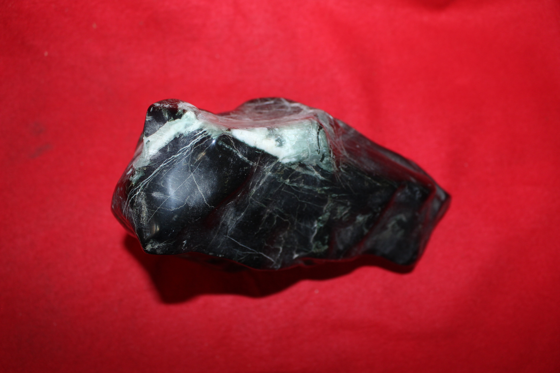 깨어진곳이 없는 옥돌같은 자연오석(수석)