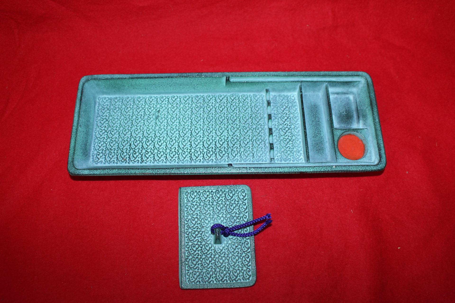 묵직한 무쇠로된 인주함 겸용 붓통