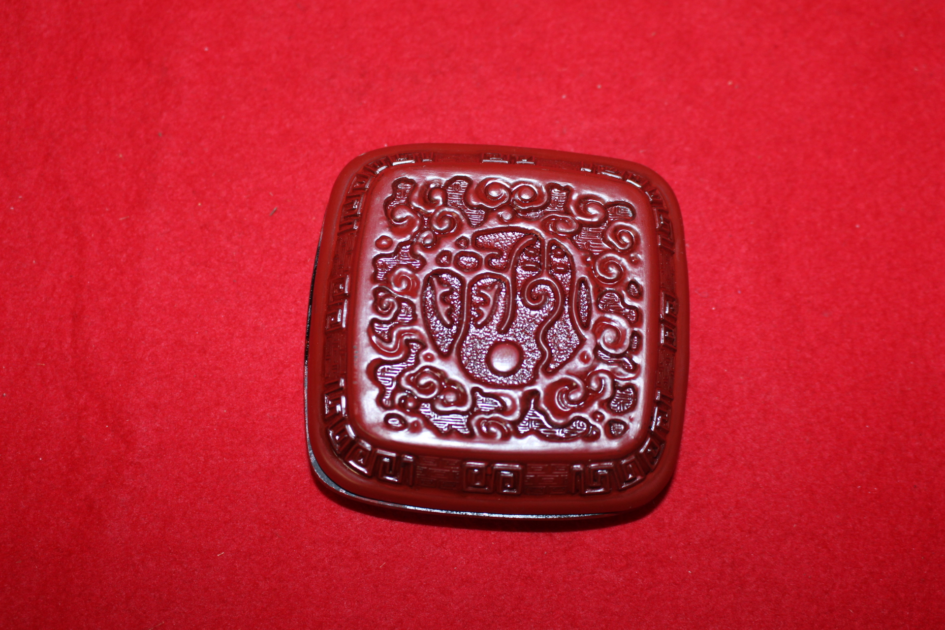 산수문이 조각된 인주함