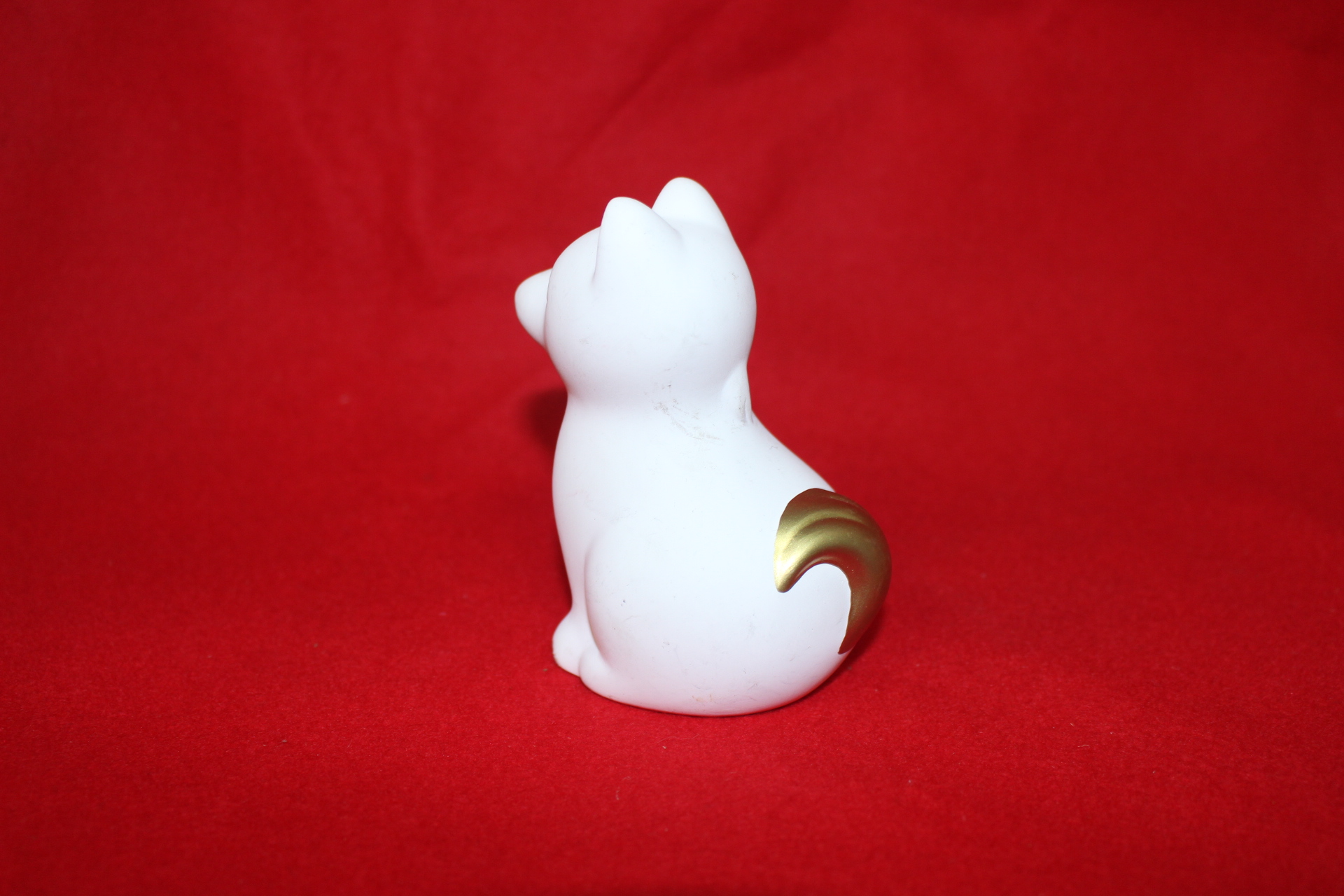 도자기재질의 개 조각상