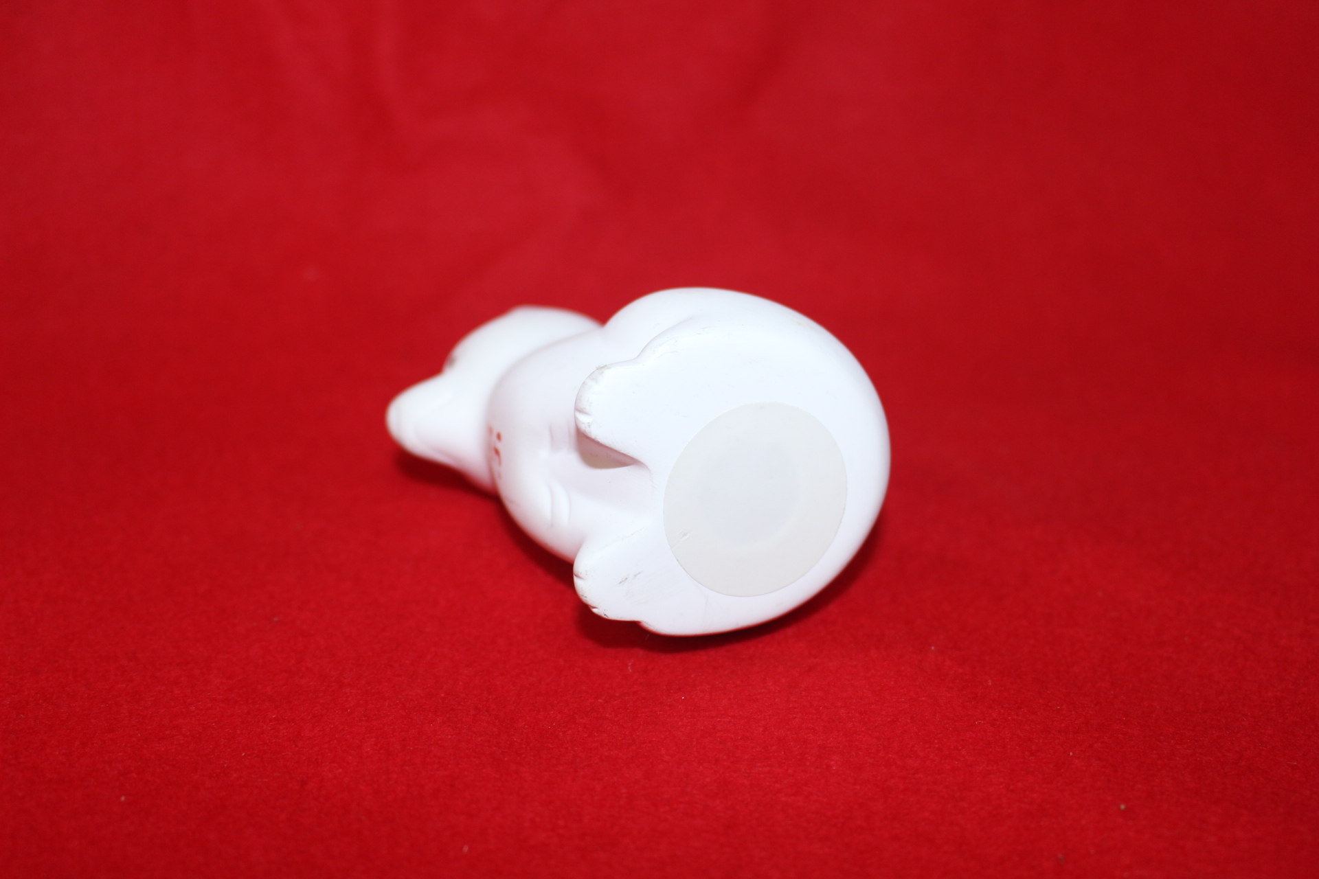 도자기재질의 개 조각상