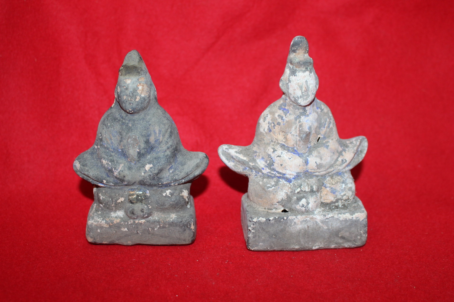 연대가좋은 토기재질로된 인물조각상 2점