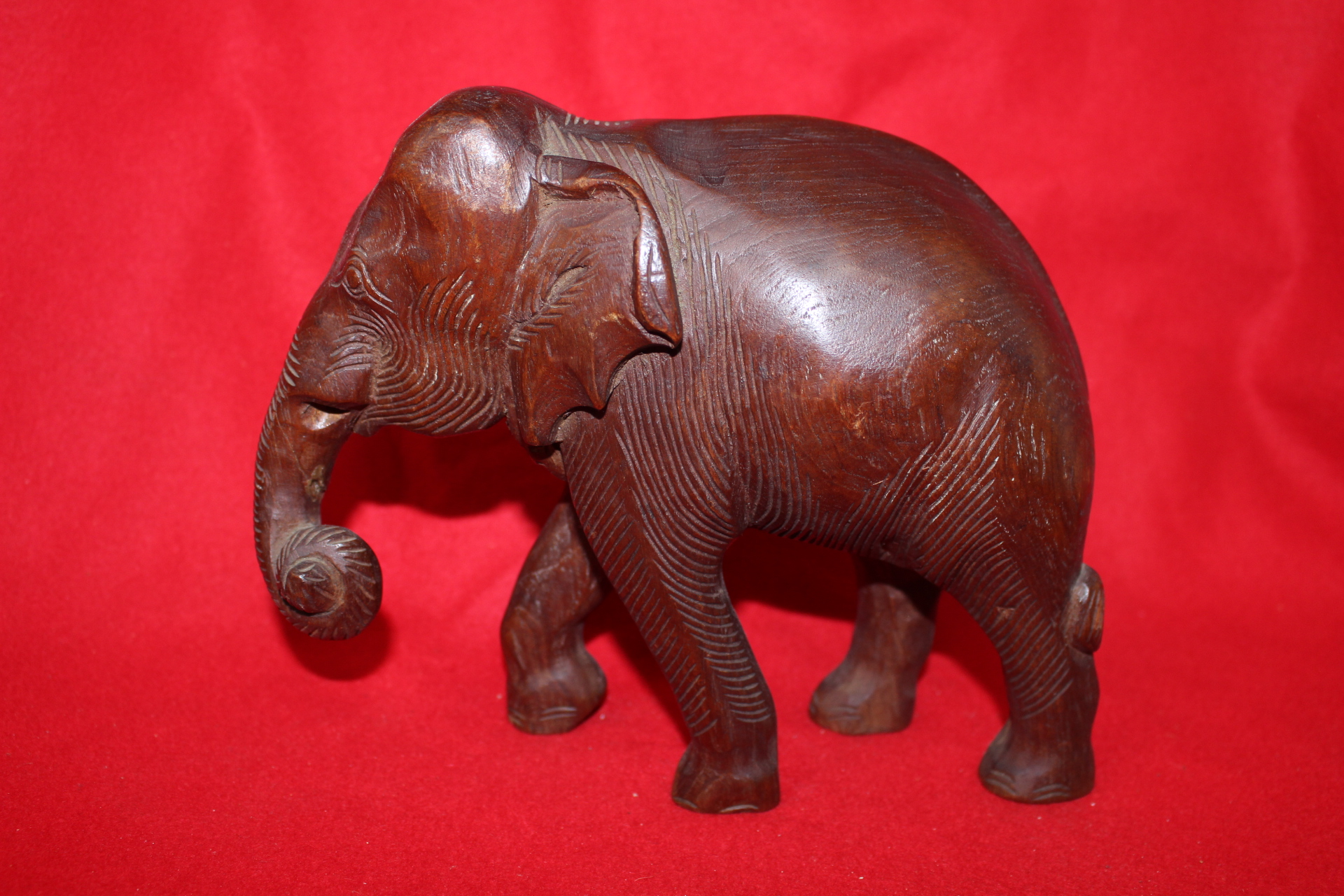 나무로된 코끼리 조각상