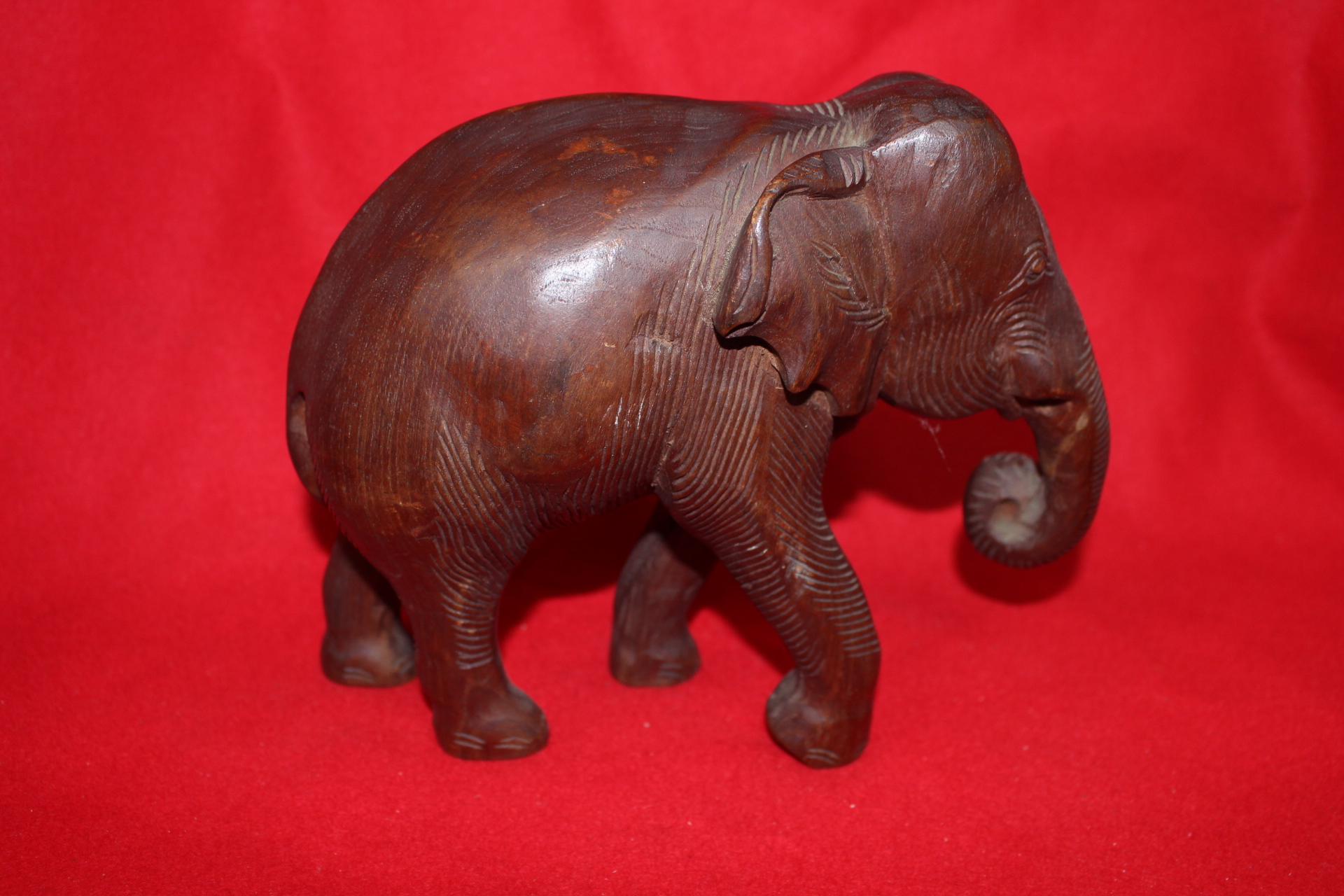 나무로된 코끼리 조각상