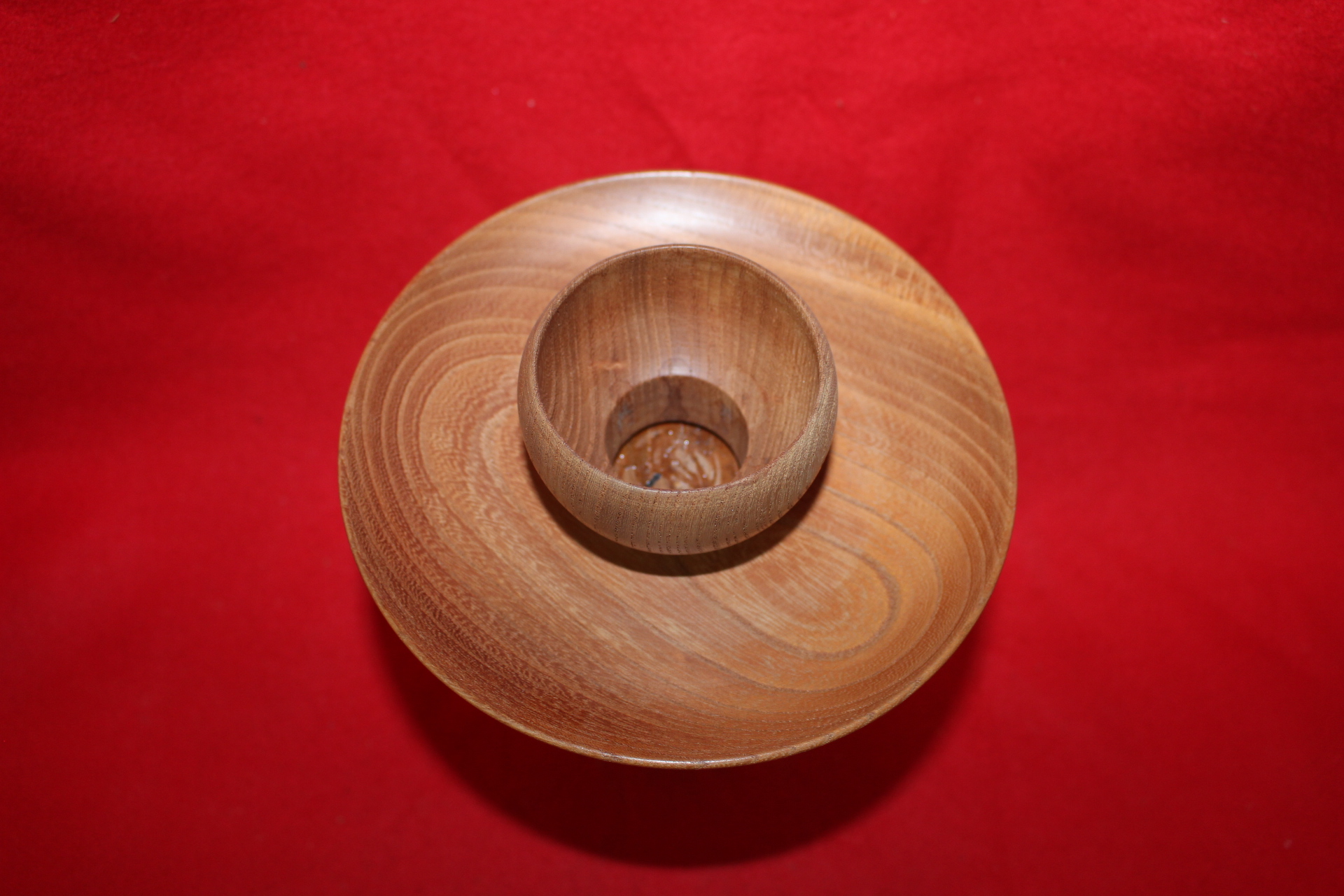 결이 좋은 나무로된 굽이 아주좋은 잔받침