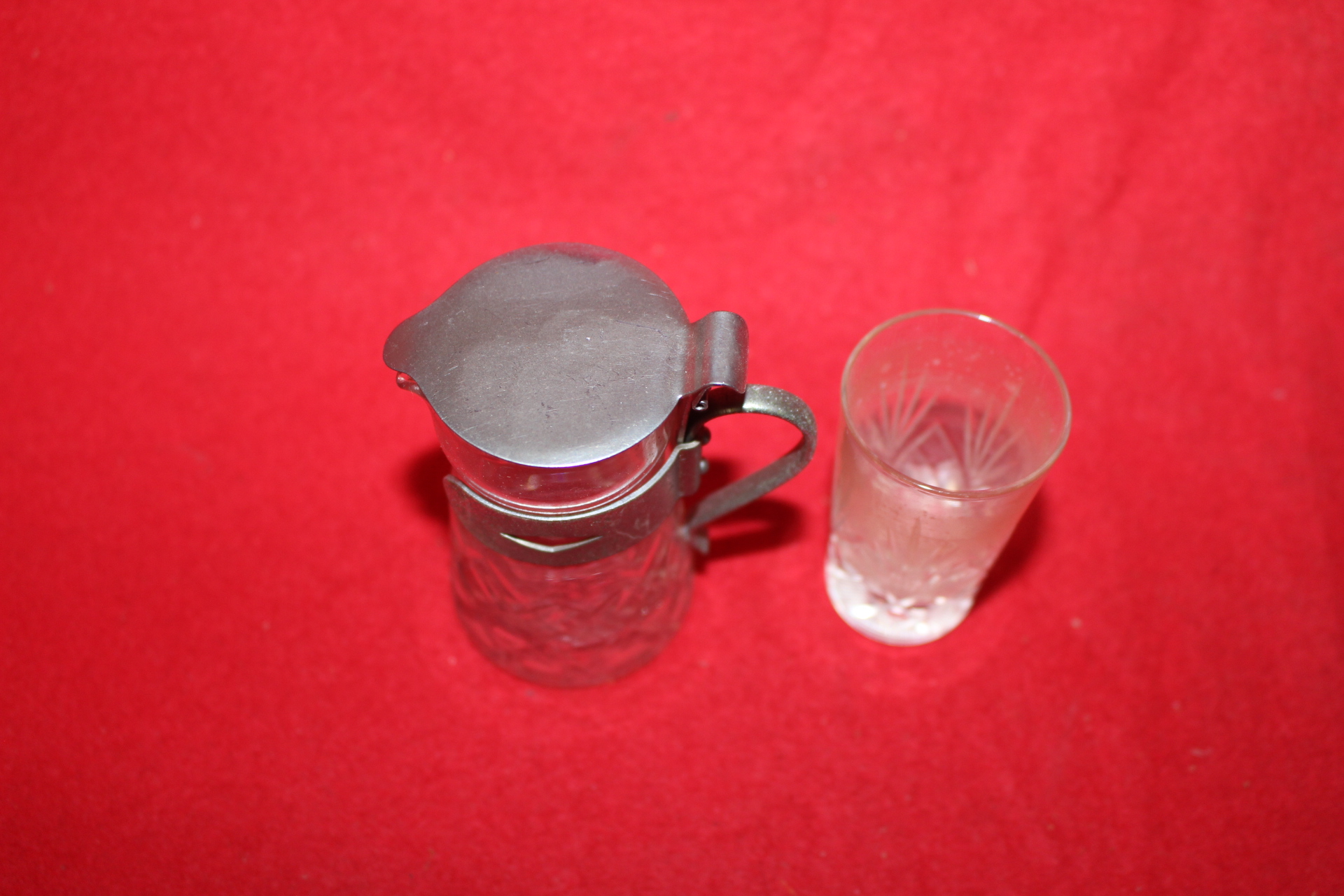근대사-조각된 유리잔과 유리통