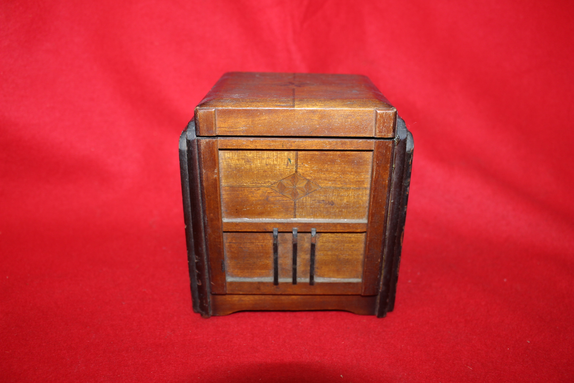 외국산 나무로된 새 조각상