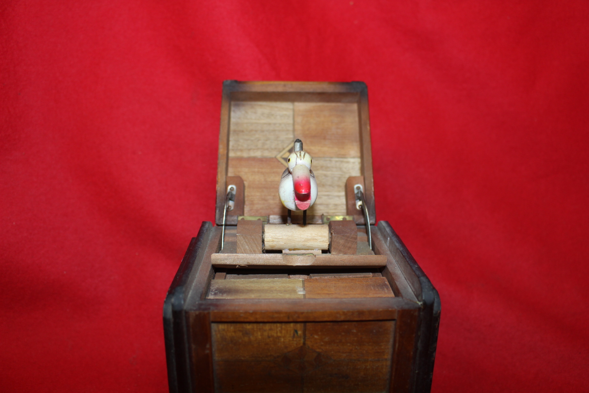 외국산 나무로된 새 조각상