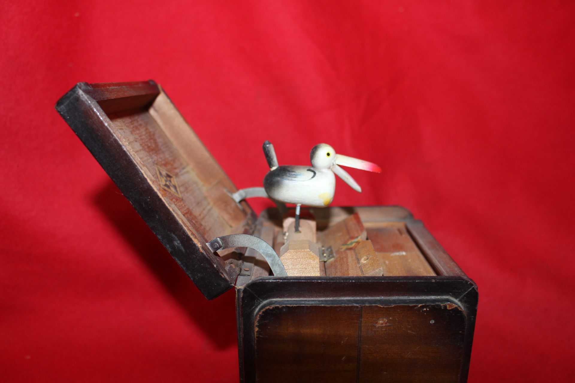 외국산 나무로된 새 조각상