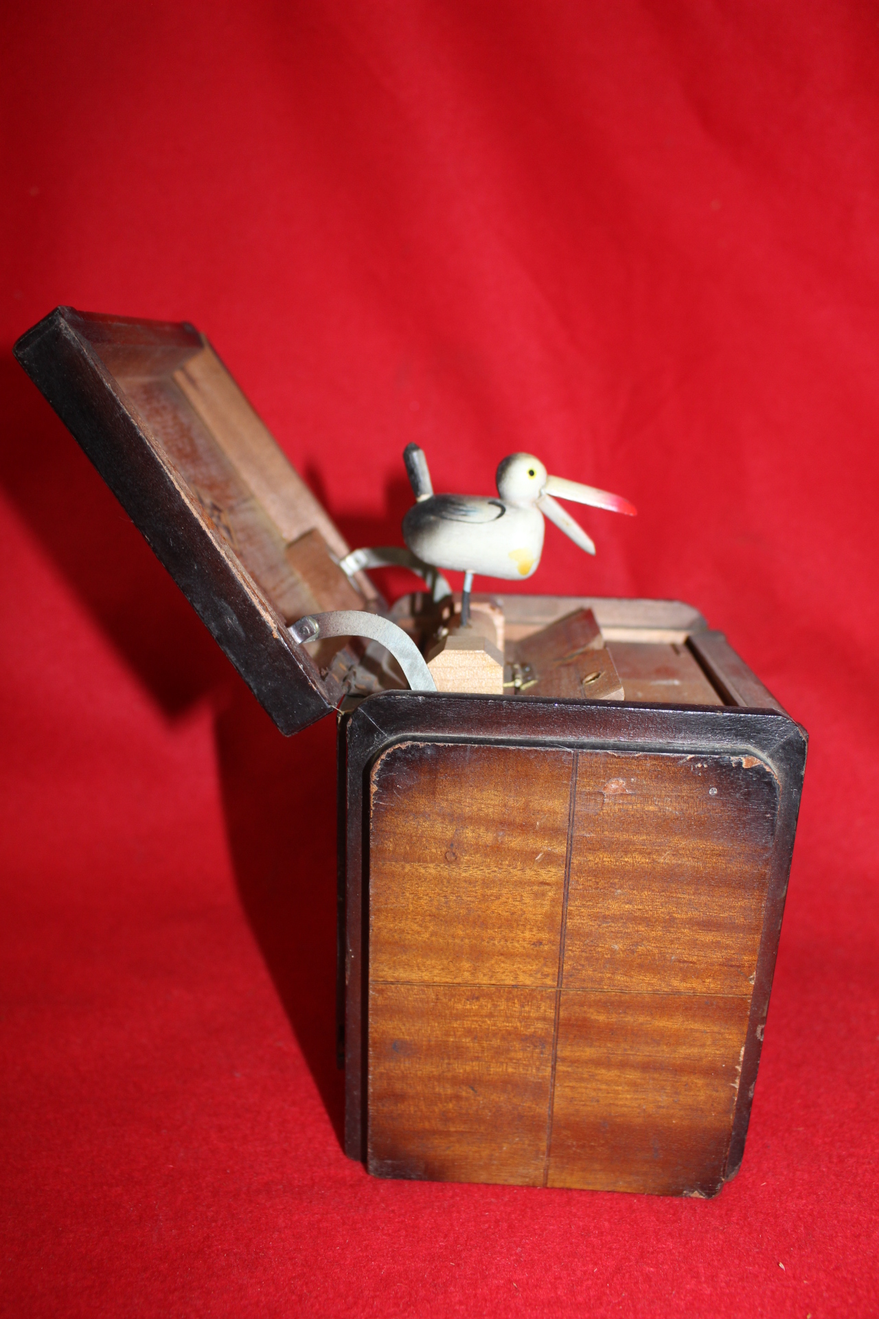 외국산 나무로된 새 조각상