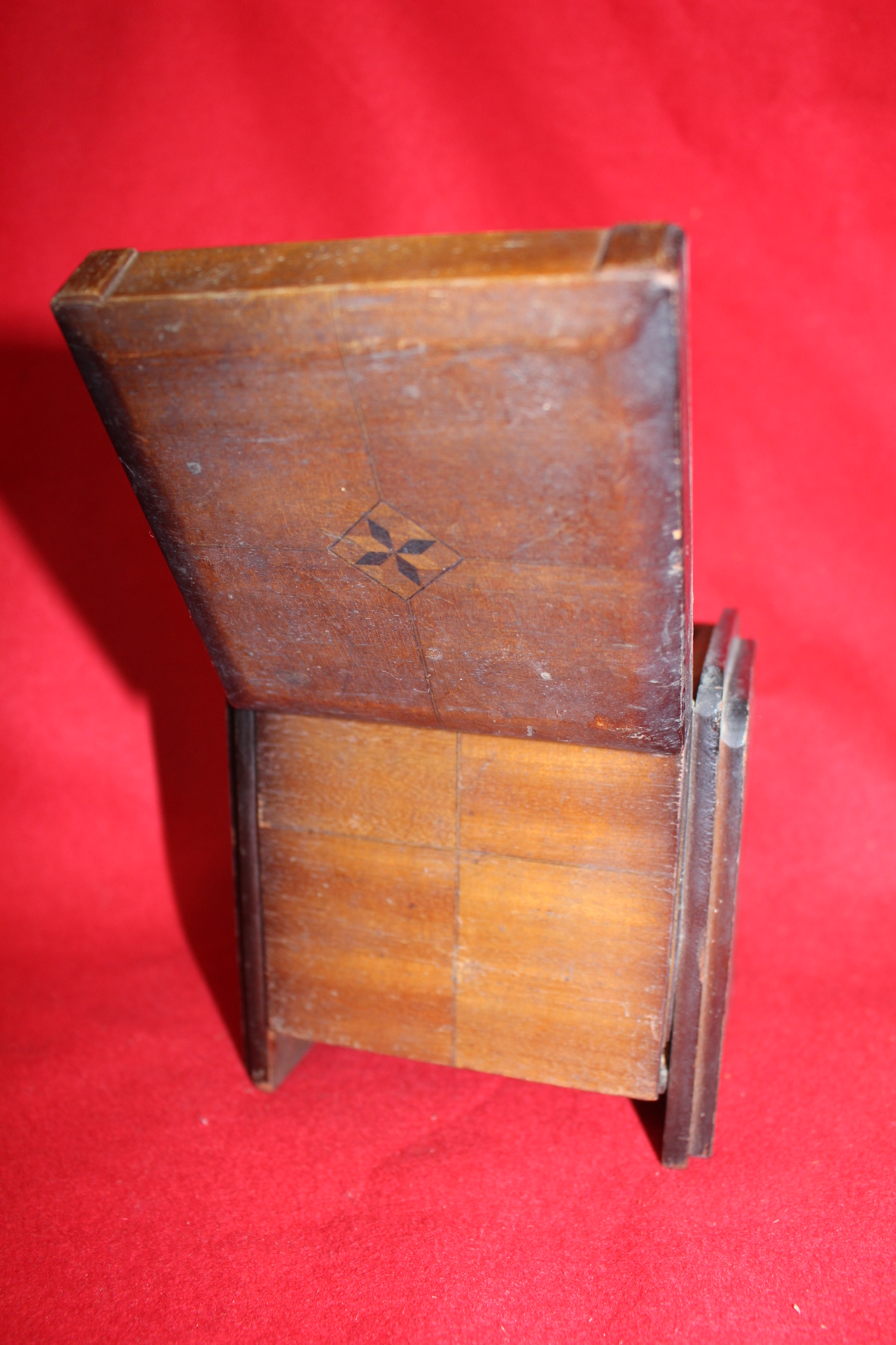 외국산 나무로된 새 조각상