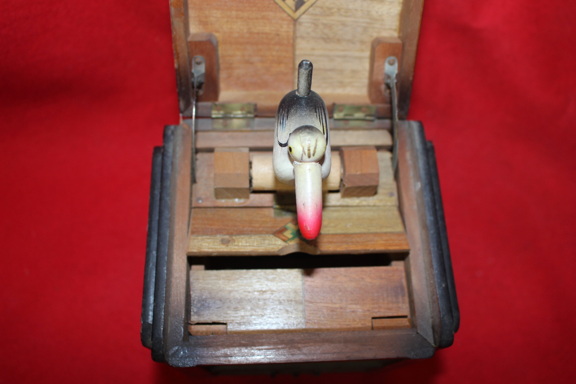 외국산 나무로된 새 조각상