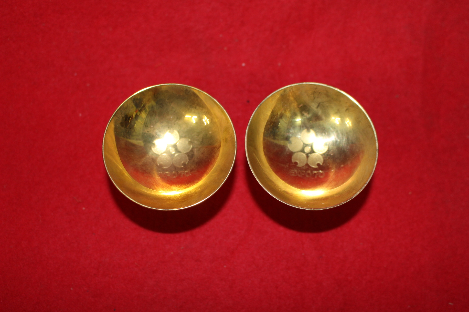 엑스포70 청동에 24K 금도금된 잔 2점