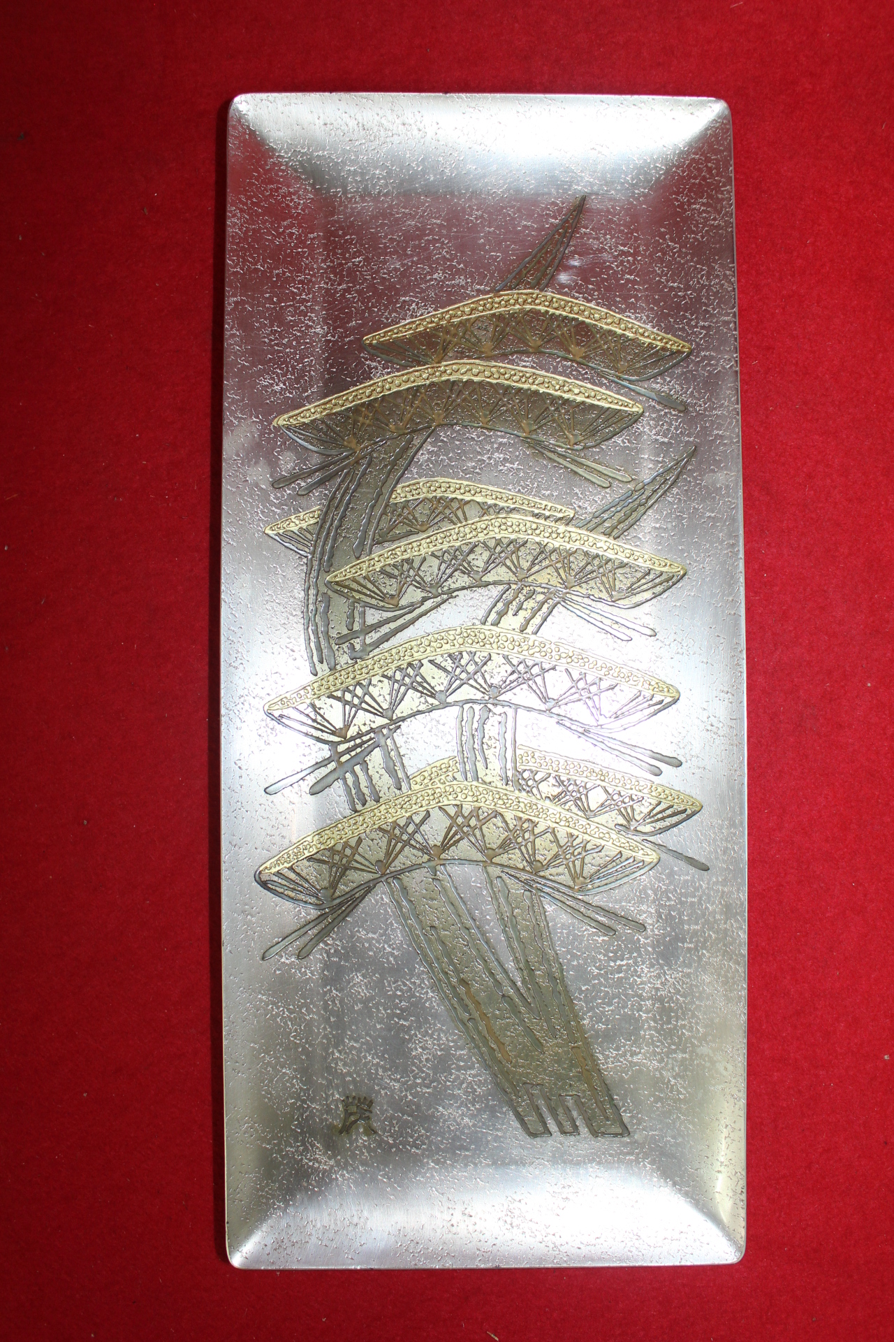 금속재질로된 노송문 차반