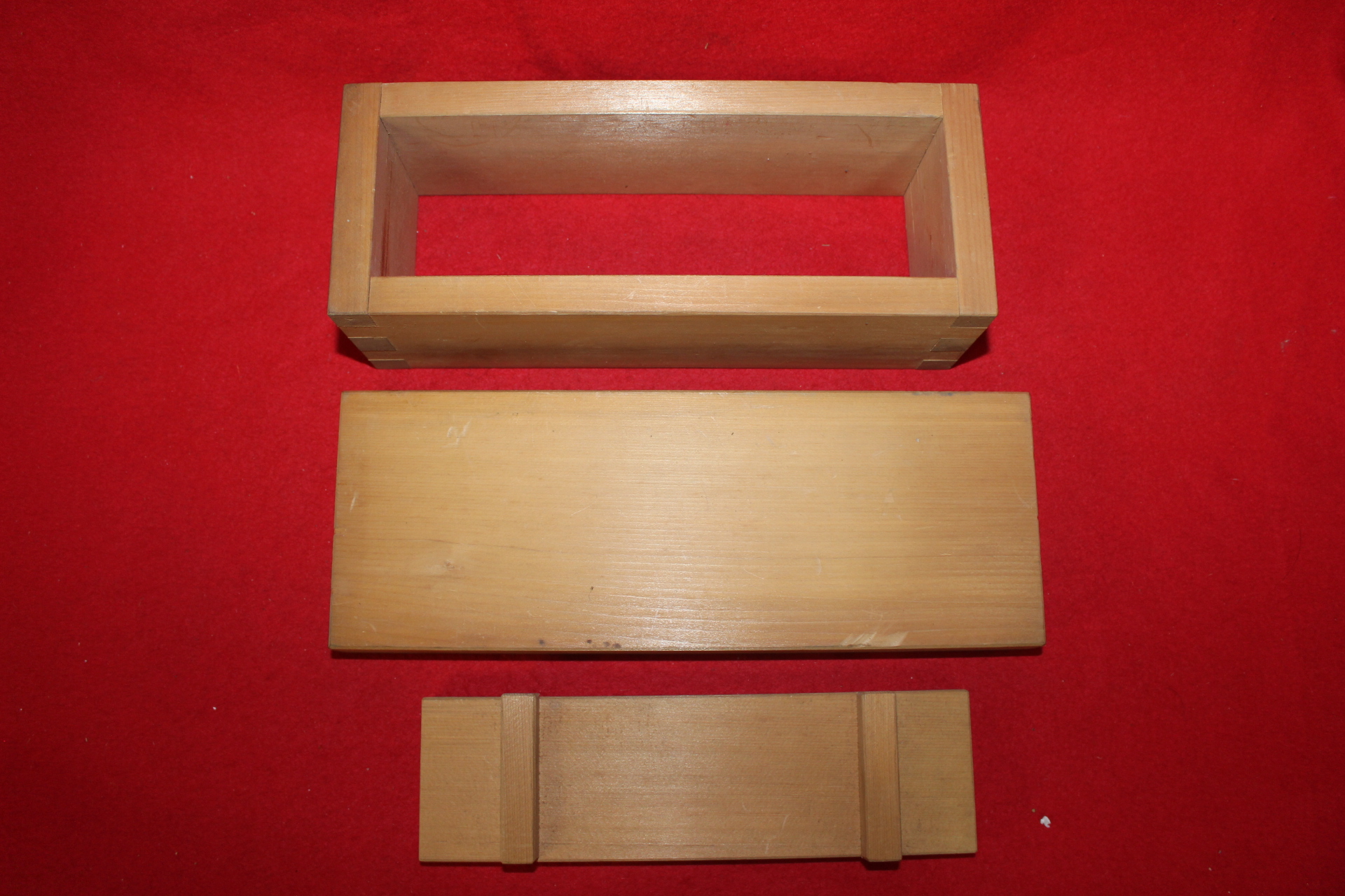 사귀물림이된 나무로된 틀