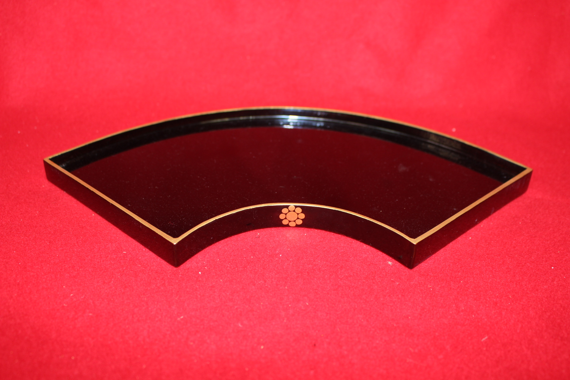 나무에 금채화문된 부채형 차반