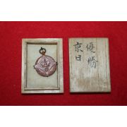 동에 왕관이 조각된 메달